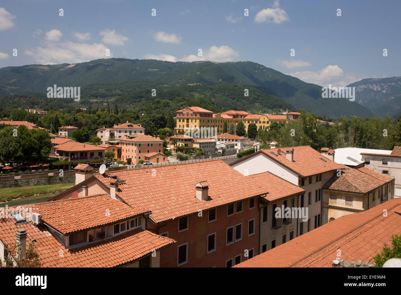 Ciudad del norte de Italia de Bassano del Grappa con Dolomita colinas en la distancia. Foto de stock