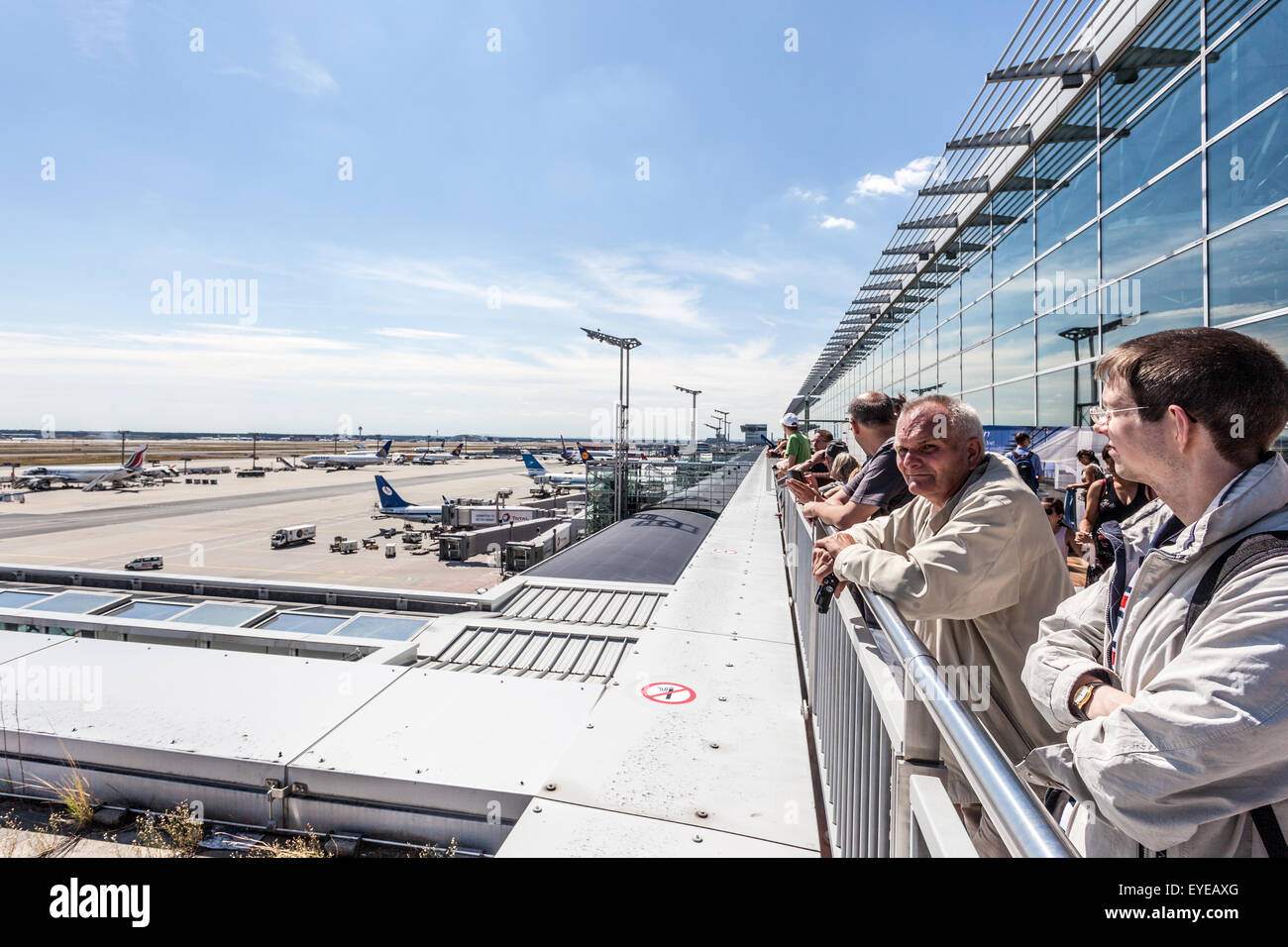 Personas viendo los aviones en la terraza de visitantes del aeropuerto internacional de Francfort Foto de stock