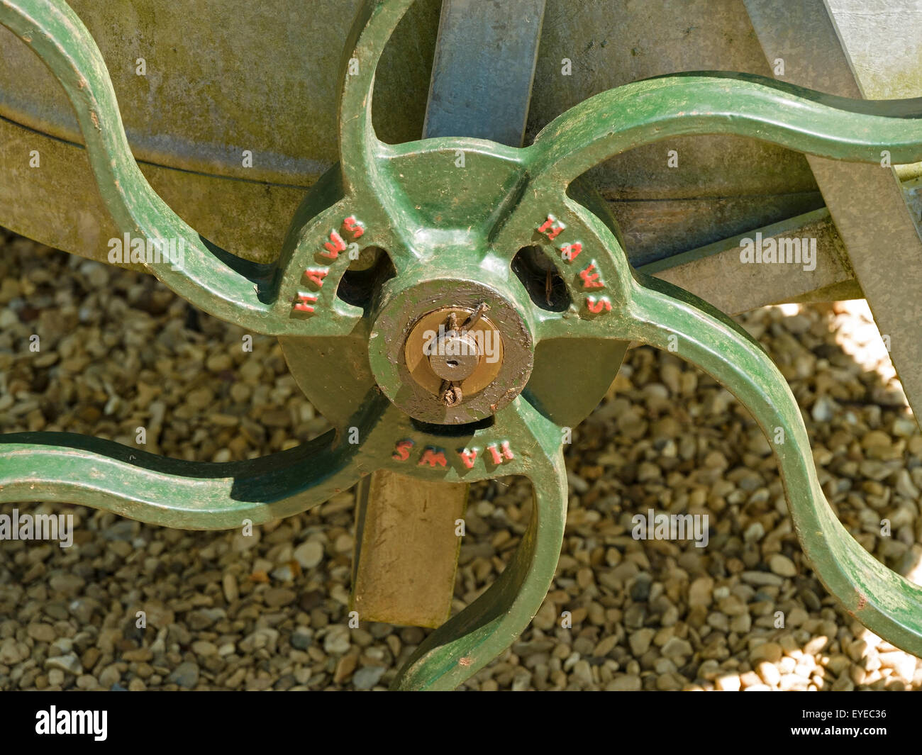 Radios de metal fundido ornamentado y el cubo de rueda en el jardín agua bowser. UK Foto de stock