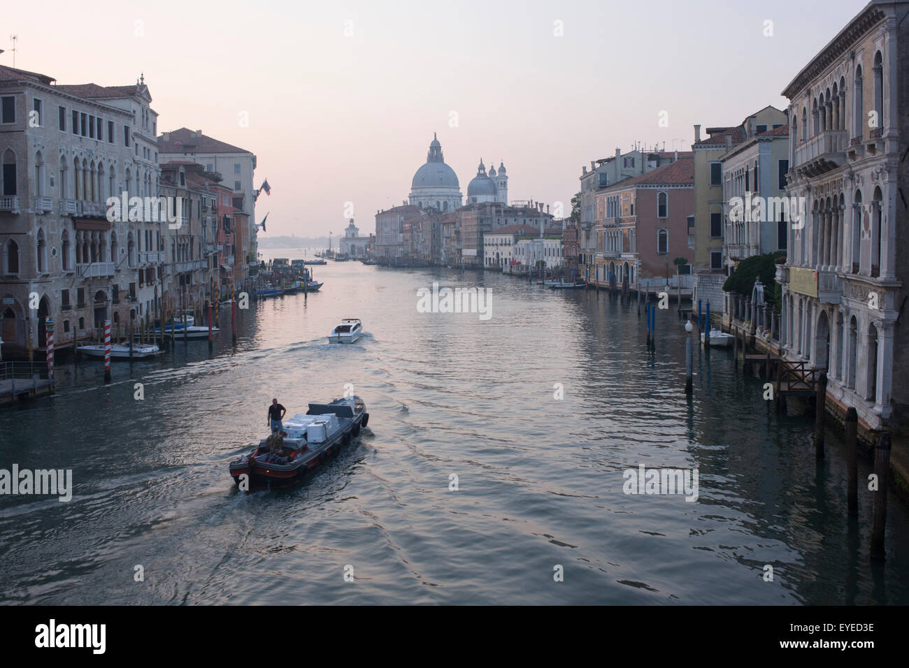 Temprano en la mañana el transporte de mercancías en el Gran Canal de Venecia, visto desde el puente de la Accademia. Foto de stock