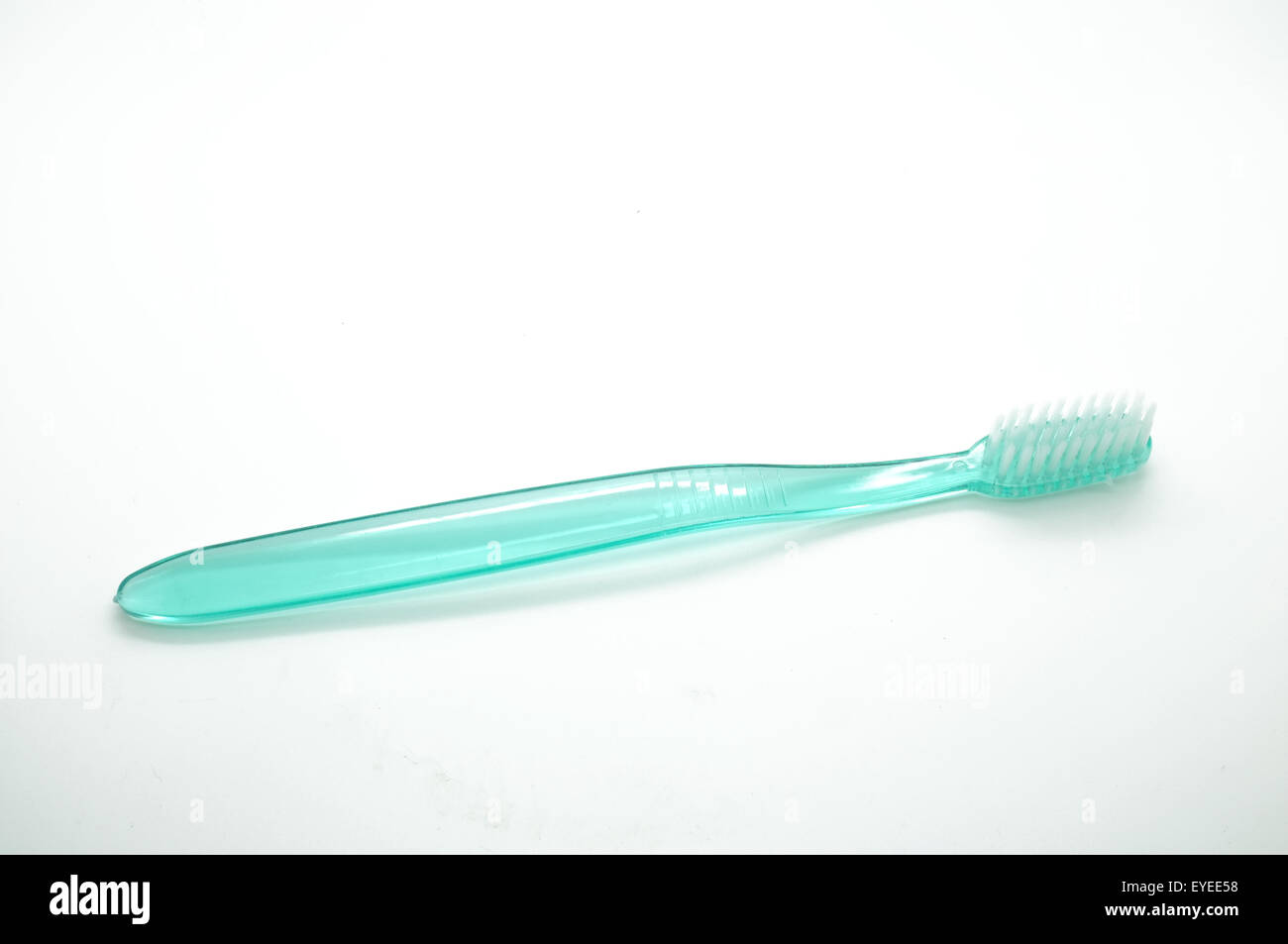 Cepillo de dientes sobre fondo blanco. Foto de stock