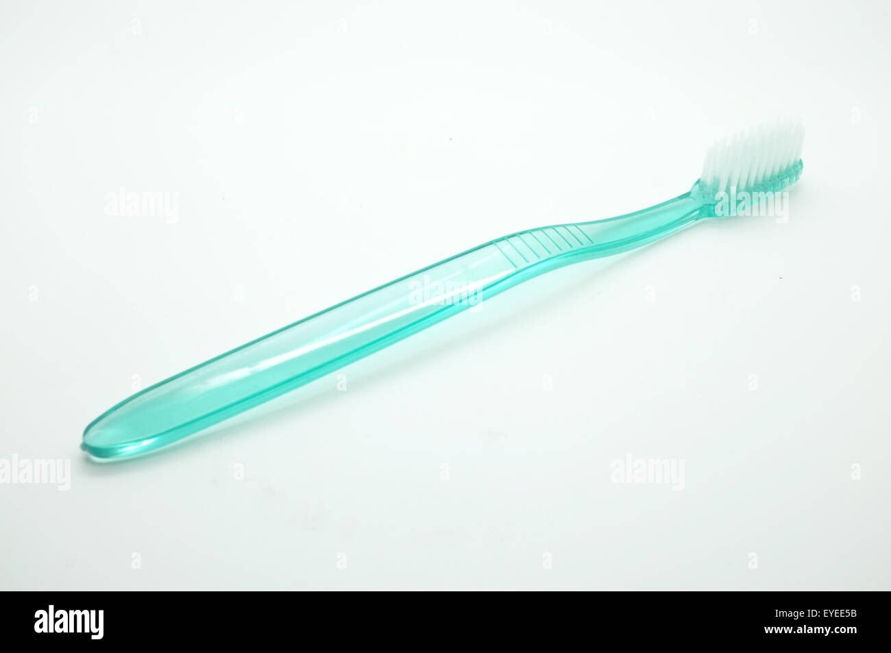 Cepillo de dientes sobre fondo blanco. Foto de stock