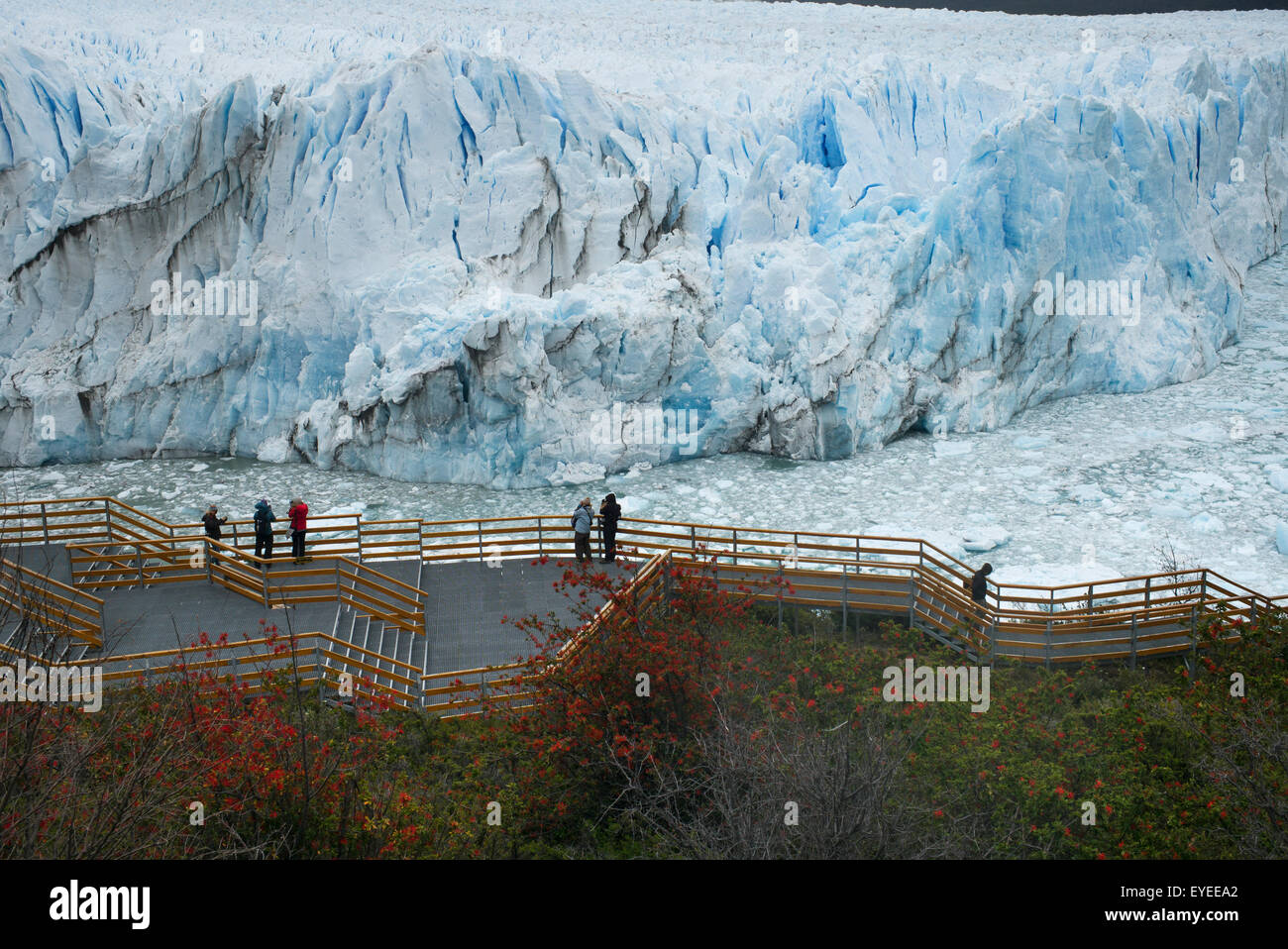 Los Turistas Ver Glaciar Perito Moreno El Parque Nacional Los Glaciares Provincia De Santa Cruz Argentina Fotografia De Stock Alamy