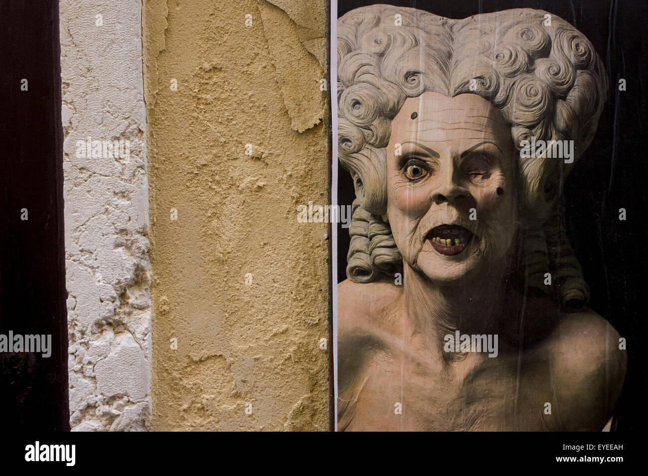 La textura de la pared se hizo eco de yeso en la piel de un personaje teatral en el distrito comercial de San Marcos de Venecia, Italia. Foto de stock