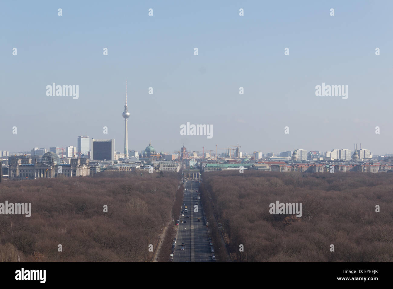 Antena de Berlín, el horizonte en el centro de Berlín, la Puerta de Brandemburgo, la Torre de Televisión y el Reichstag Foto de stock
