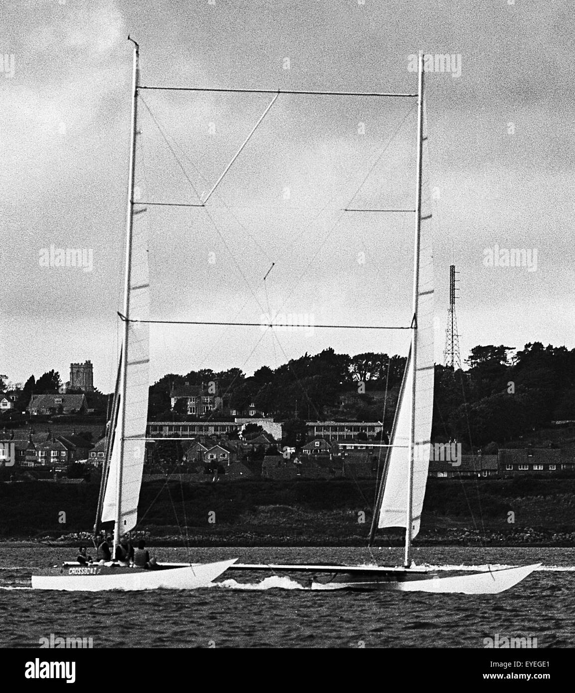 AJAXNETPHOTO. - 29 Oct, 1976. PORTLAND, Inglaterra. - Velocidad de Weymouth semana - Catamarán CROSSBOW II EN VELOCIDAD EN PORTLAND Harbour. Foto:Jonathan EASTLAND/AJAX REF:7629101 30175 Foto de stock