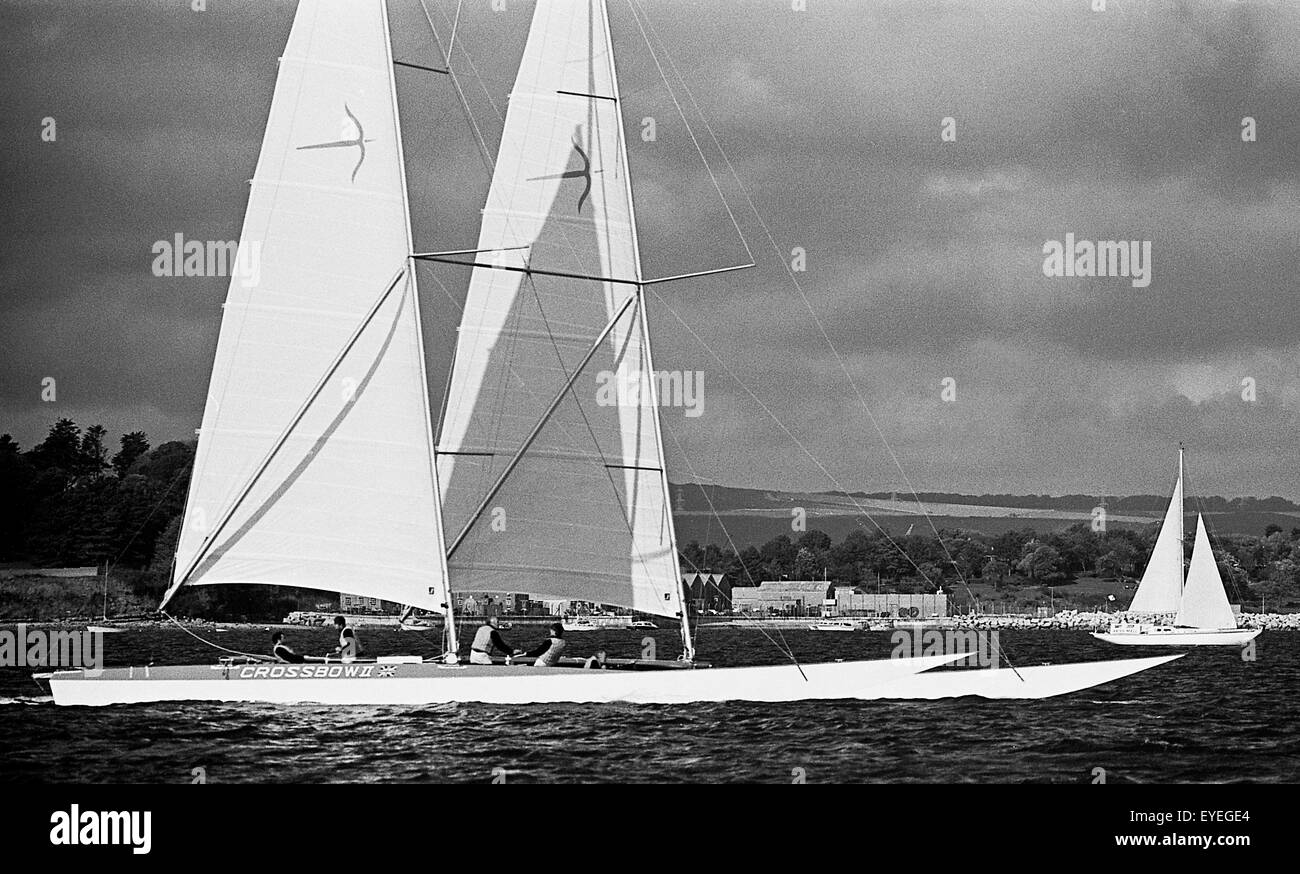 AJAXNETPHOTO. - 29 Oct, 1976. PORTLAND, Inglaterra. - Velocidad de Weymouth semana - Catamarán CROSSBOW II EN VELOCIDAD EN PORTLAND Harbour. Foto:Jonathan EASTLAND/AJAX REF:7629101 X1173 Foto de stock