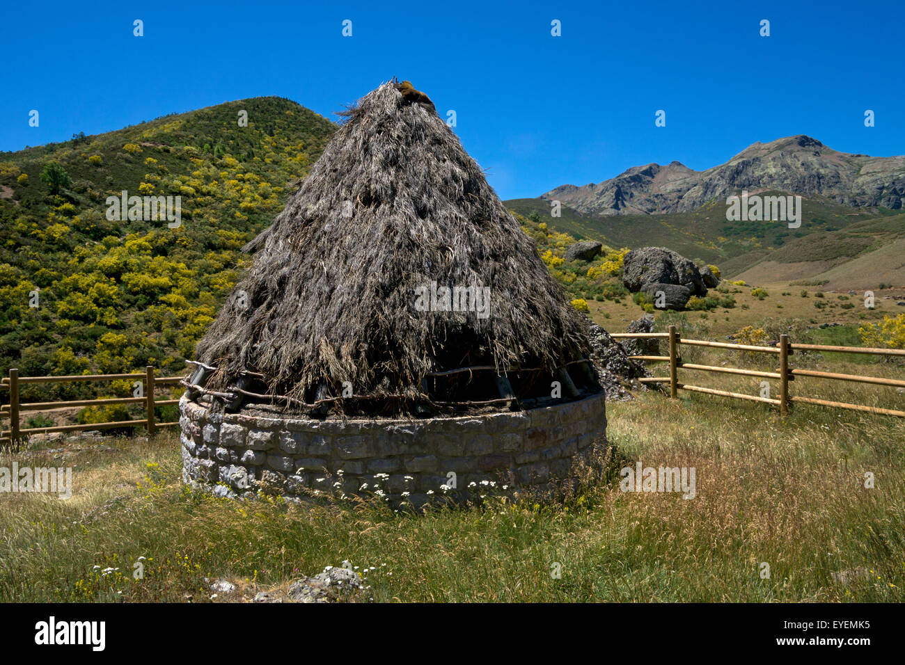 Antiguos almacenes de heno en altas montañas de fotos de Europa, Asturias, Norte de España Foto de stock