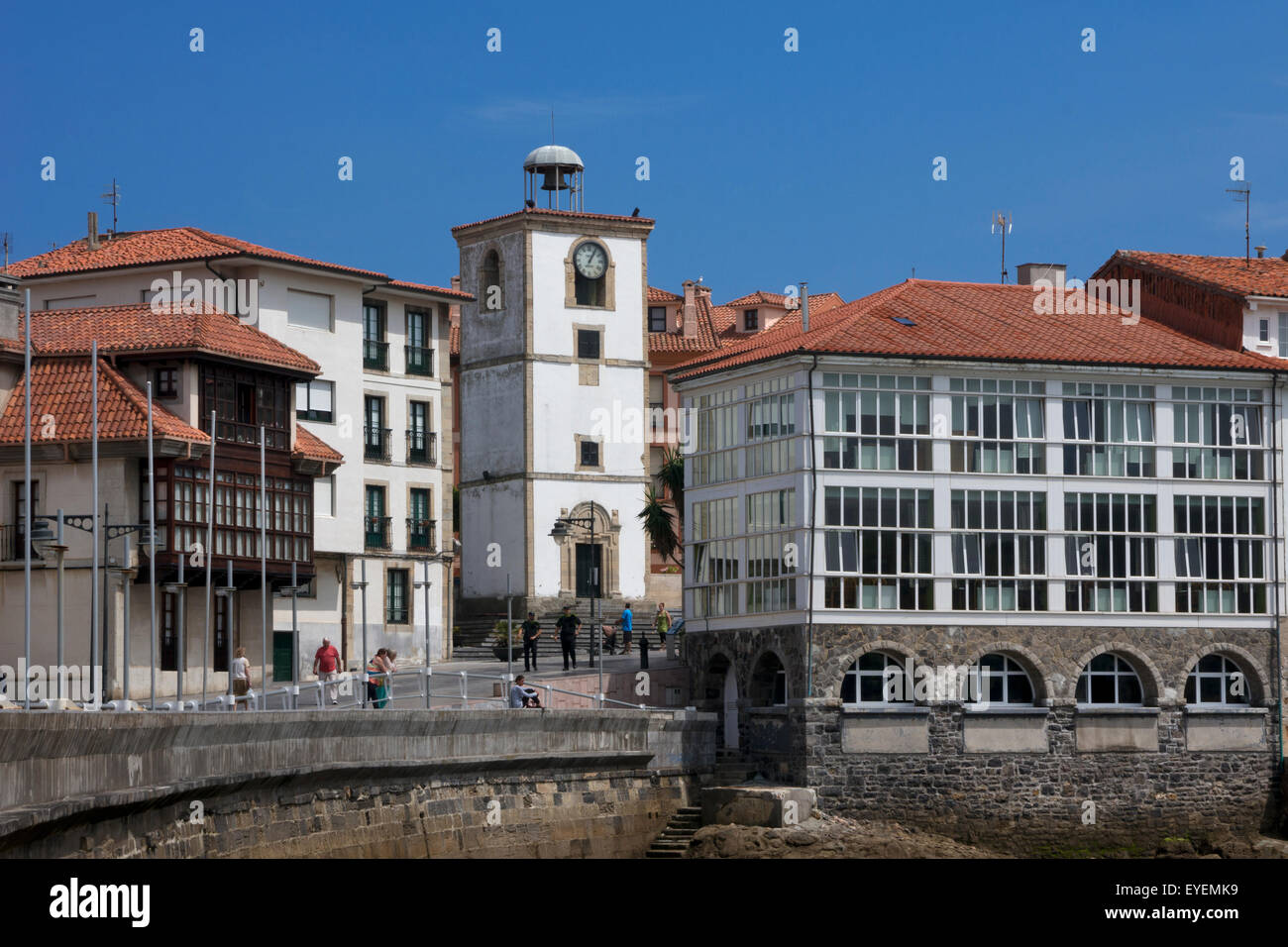La torre del reloj de Luanco,Asturias,en el norte de España Foto de stock