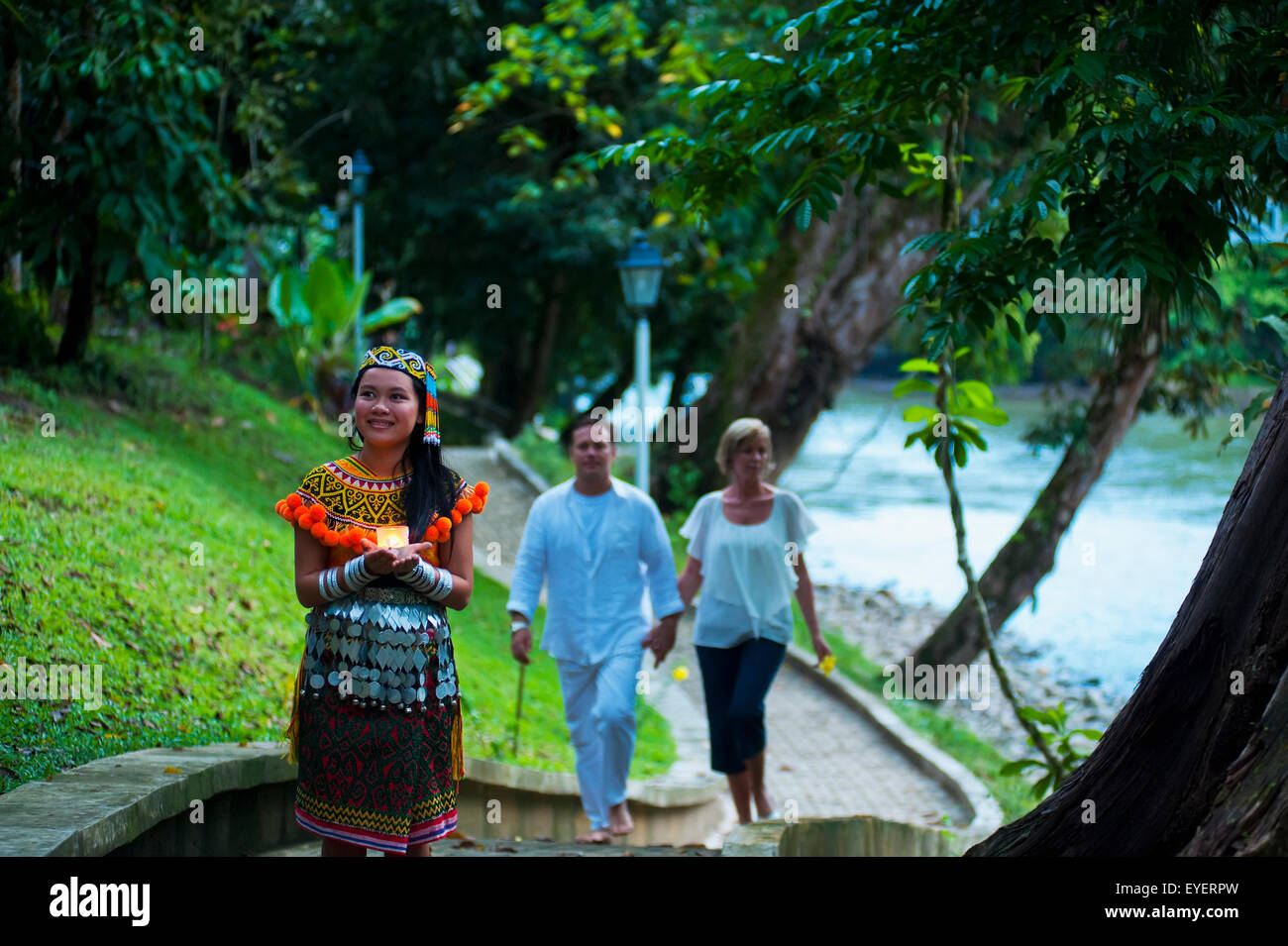 Par relajante en Ulu Ulu National Park Resort; Brunei Foto de stock