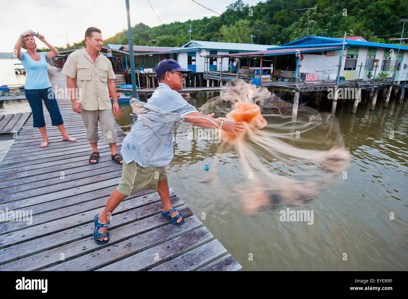 Los turistas practican su red en una pequeña aldea pesquera; Brunei Foto de stock