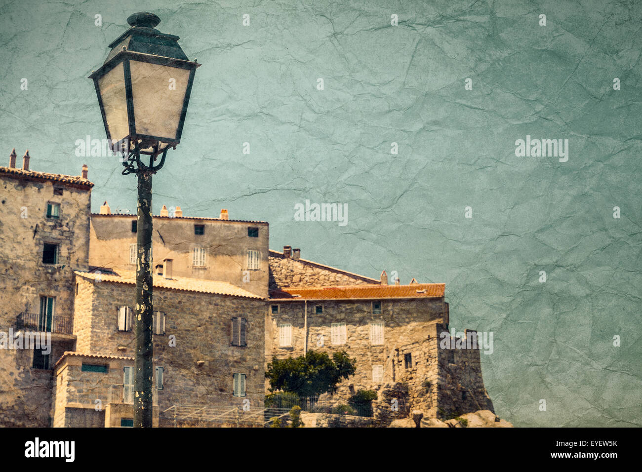 Lámpara de la calle en Sartene, Córcega, Francia. Tonos Vintage foto con textura de papel sucio viejo Foto de stock