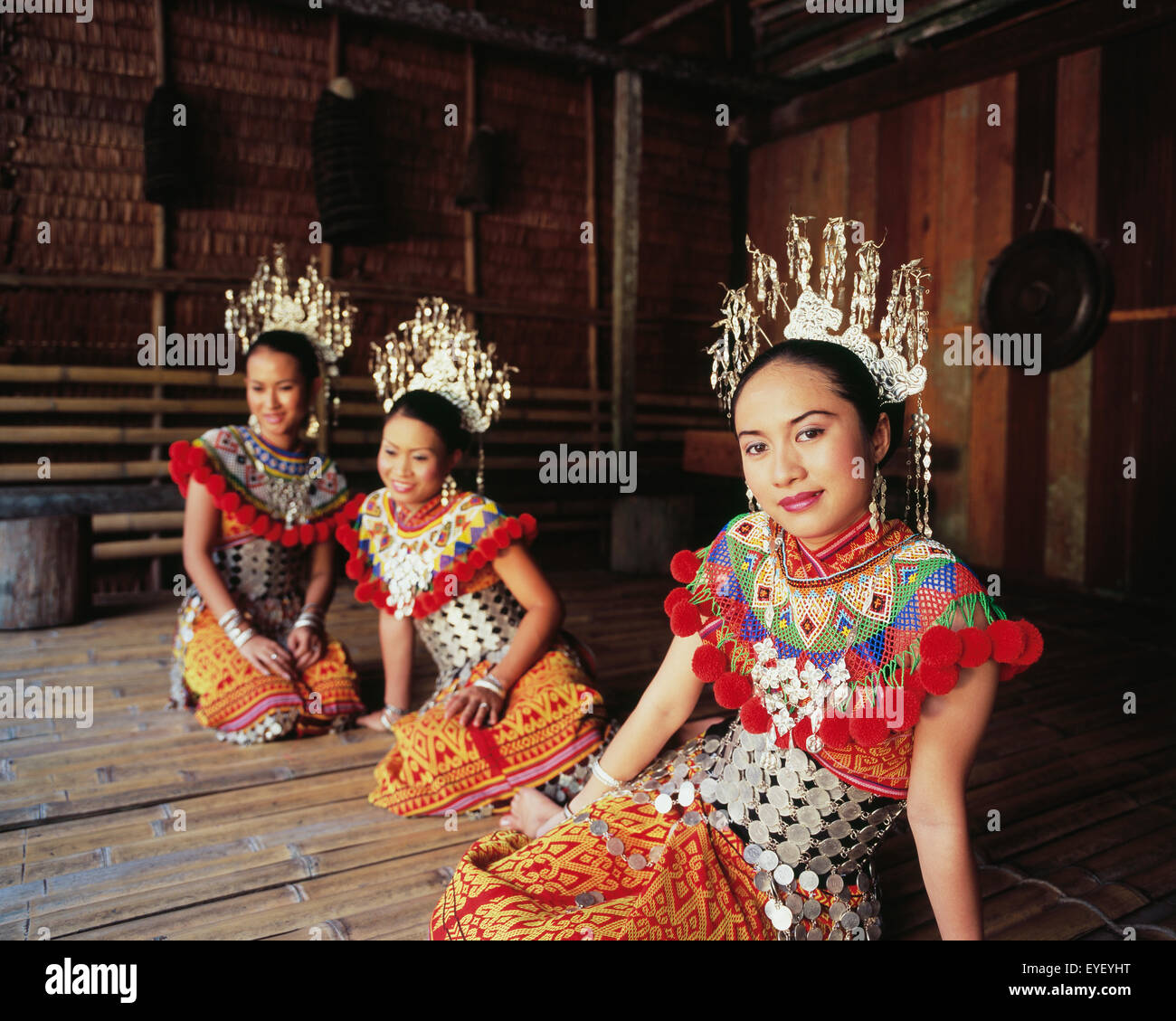Bailarines tradicionales en el Centro Cultural de Sarawak; Sarawak Foto de stock