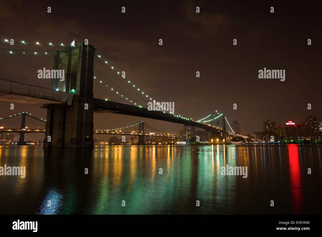 El Puente de Brooklyn en Nueva York, en el East River, después de la medianoche una noche en Primavera 27/05/2012 - Sylvain Leser Foto de stock