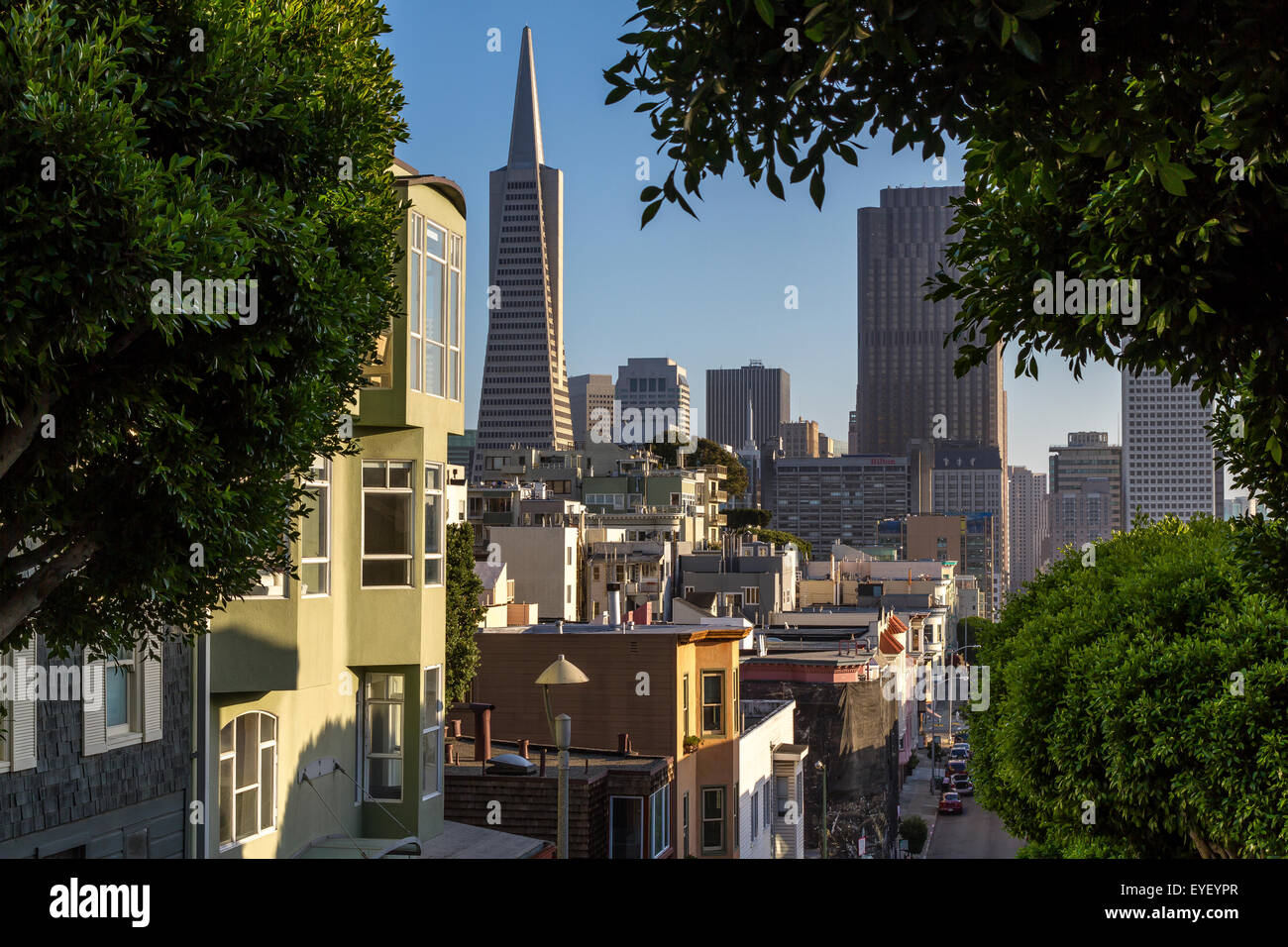 El edificio Transamerica y el Distrito Financiero de Kearny Street, San Francisco, California, mostrando la arquitectura contrastante de la Ciudad Foto de stock