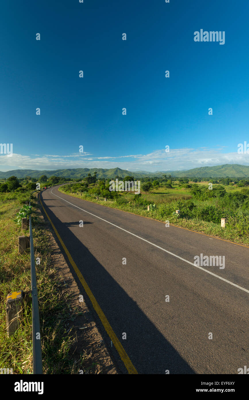 La carretera que conduce a las colinas en la tarde; Malawi Foto de stock