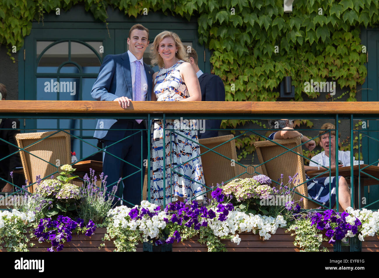 04.07.2015. Los Campeonatos de Tenis de Wimbledon 2015 celebrado en el All England Lawn Tennis y Croquet Club, Londres, Inglaterra, Reino Unido. Tres veces Campeón Mundial de Squash Nick Matthew OBE y su esposa Esme disfrute de un día como Palco de invitados de la AELTC (All England L Foto de stock