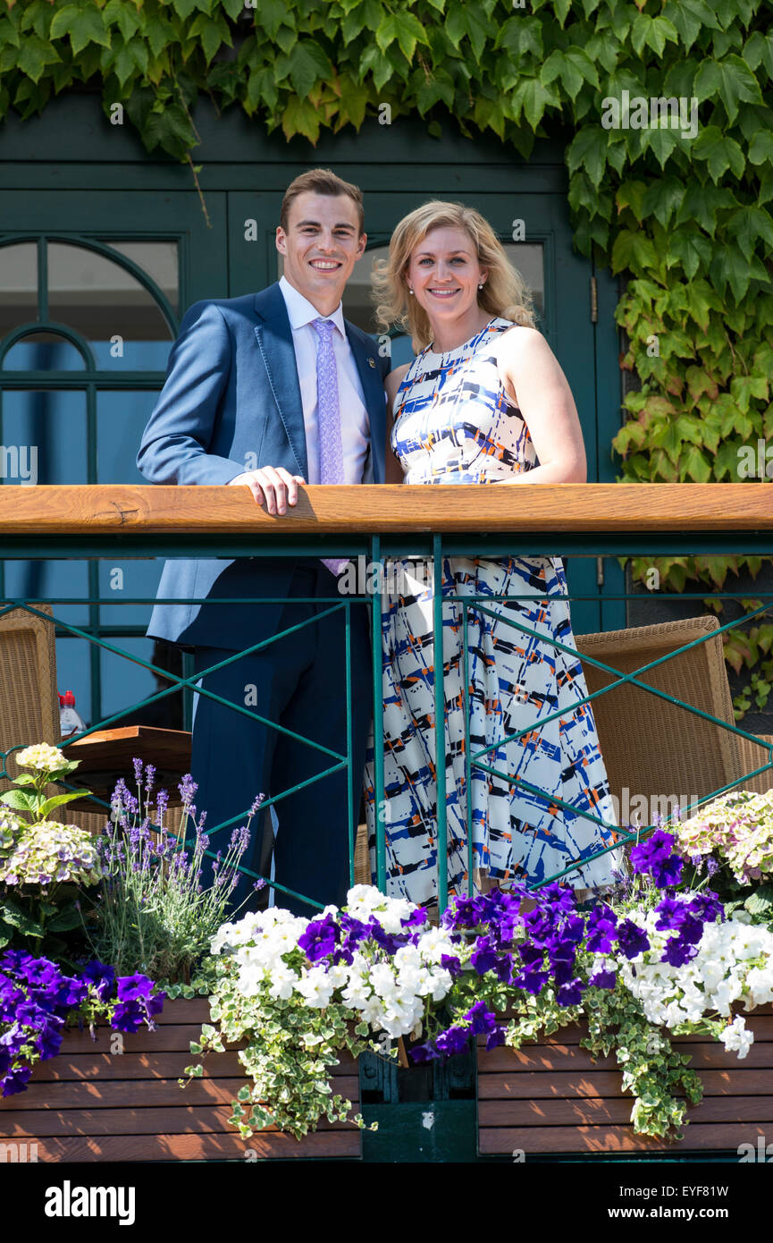 04.07.2015. Los Campeonatos de Tenis de Wimbledon 2015 celebrado en el All England Lawn Tennis y Croquet Club, Londres, Inglaterra, Reino Unido. Tres veces Campeón Mundial de Squash Nick Matthew OBE y su esposa Esme disfrute de un día como Palco de invitados de la AELTC (All England L Foto de stock