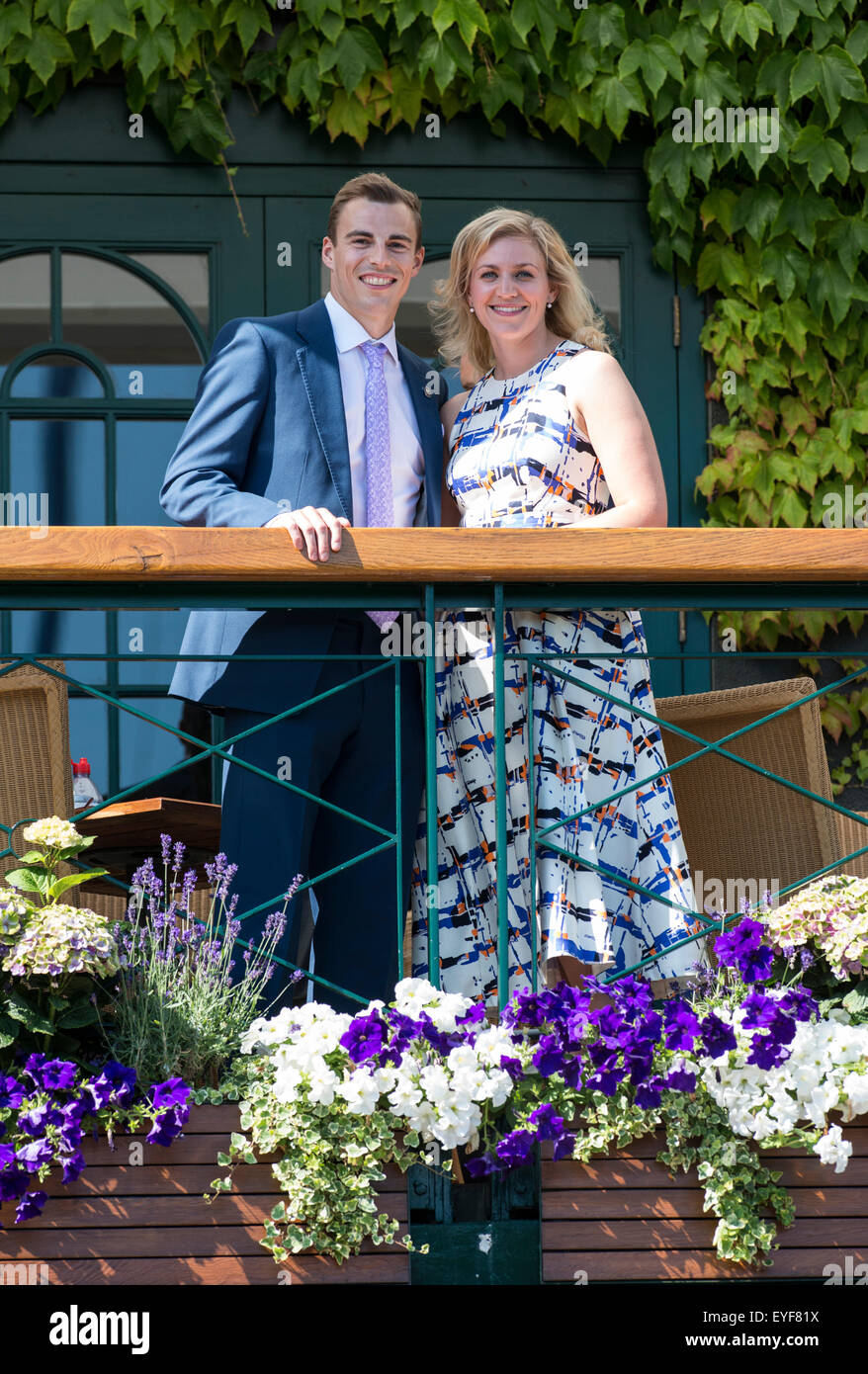 04.07.2015. Los Campeonatos de Tenis de Wimbledon 2015 celebrado en el All England Lawn Tennis y Croquet Club, Londres, Inglaterra, Reino Unido. Tres veces Campeón Mundial de Squash Nick Matthew OBE y su esposa Esme disfrute de un día como Palco de invitados de la AELTC (All England L Foto de stock