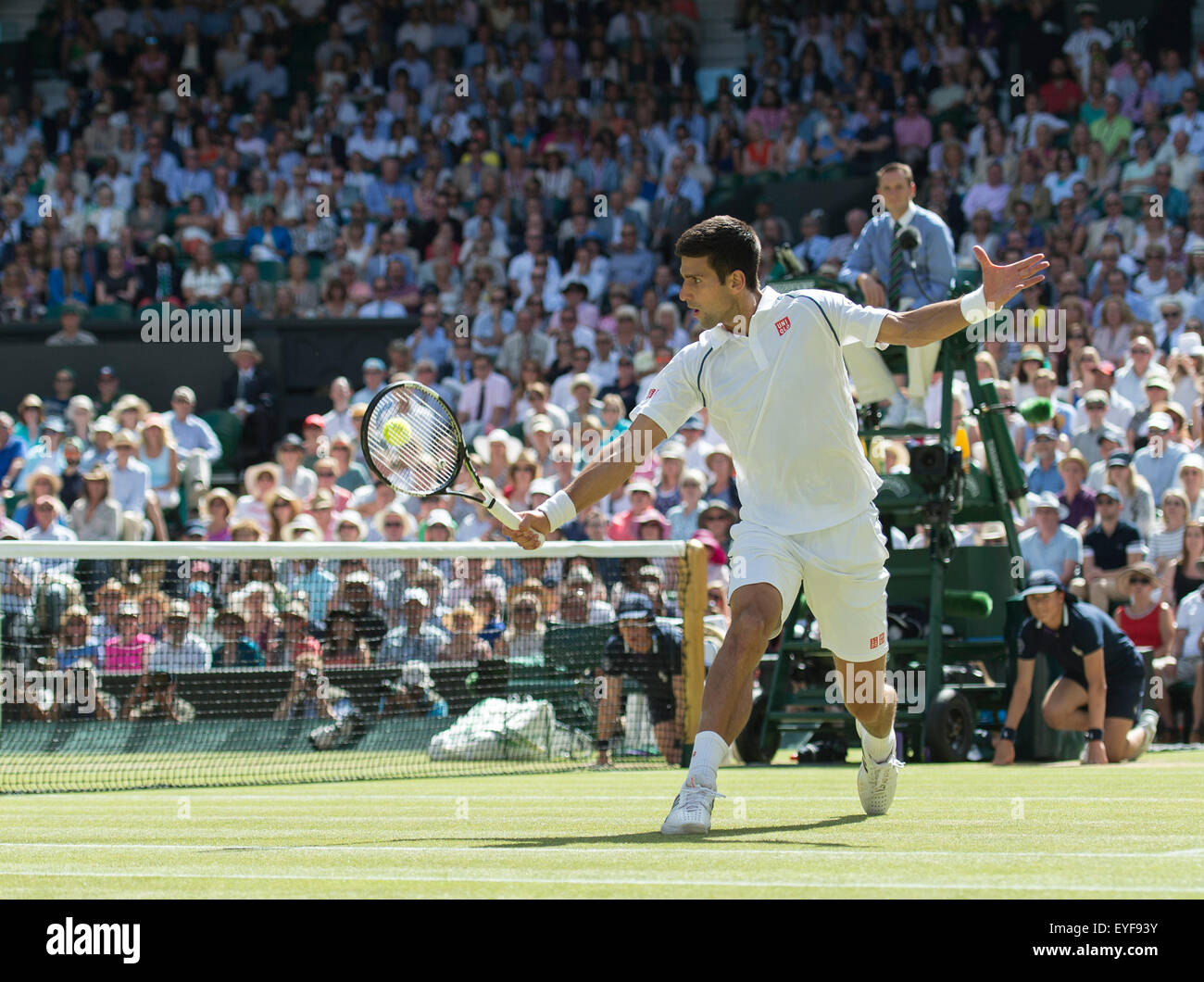 10.07.2015. Los Campeonatos de Tenis de Wimbledon 2015 celebrado en el All  England Lawn Tennis y Croquet Club, Londres, Inglaterra, Reino Unido. Hombre  de semifinales en el centro de la cancha. Novak