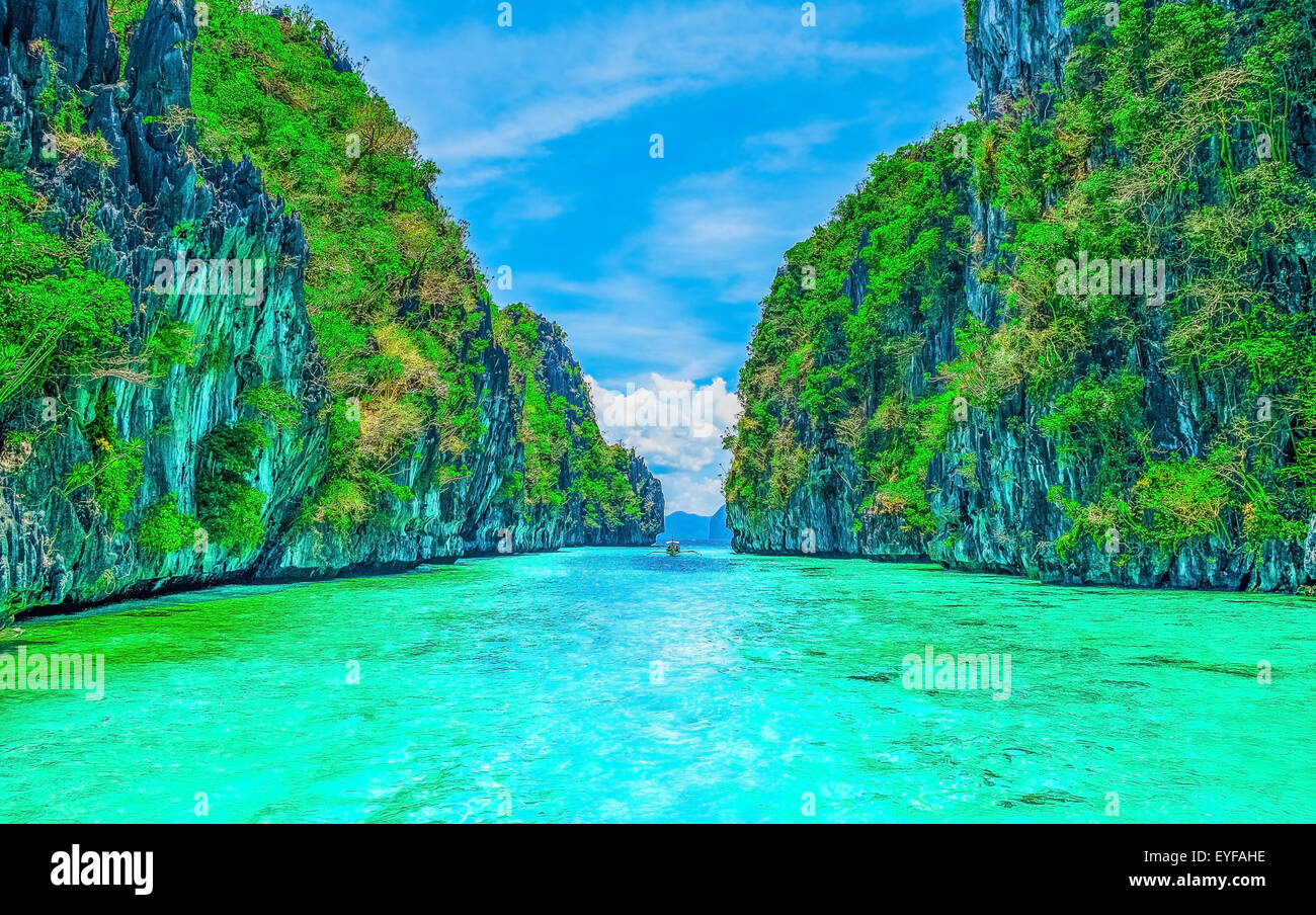 Paisaje tropical con islas rocosas y aguas cristalinas Foto de stock