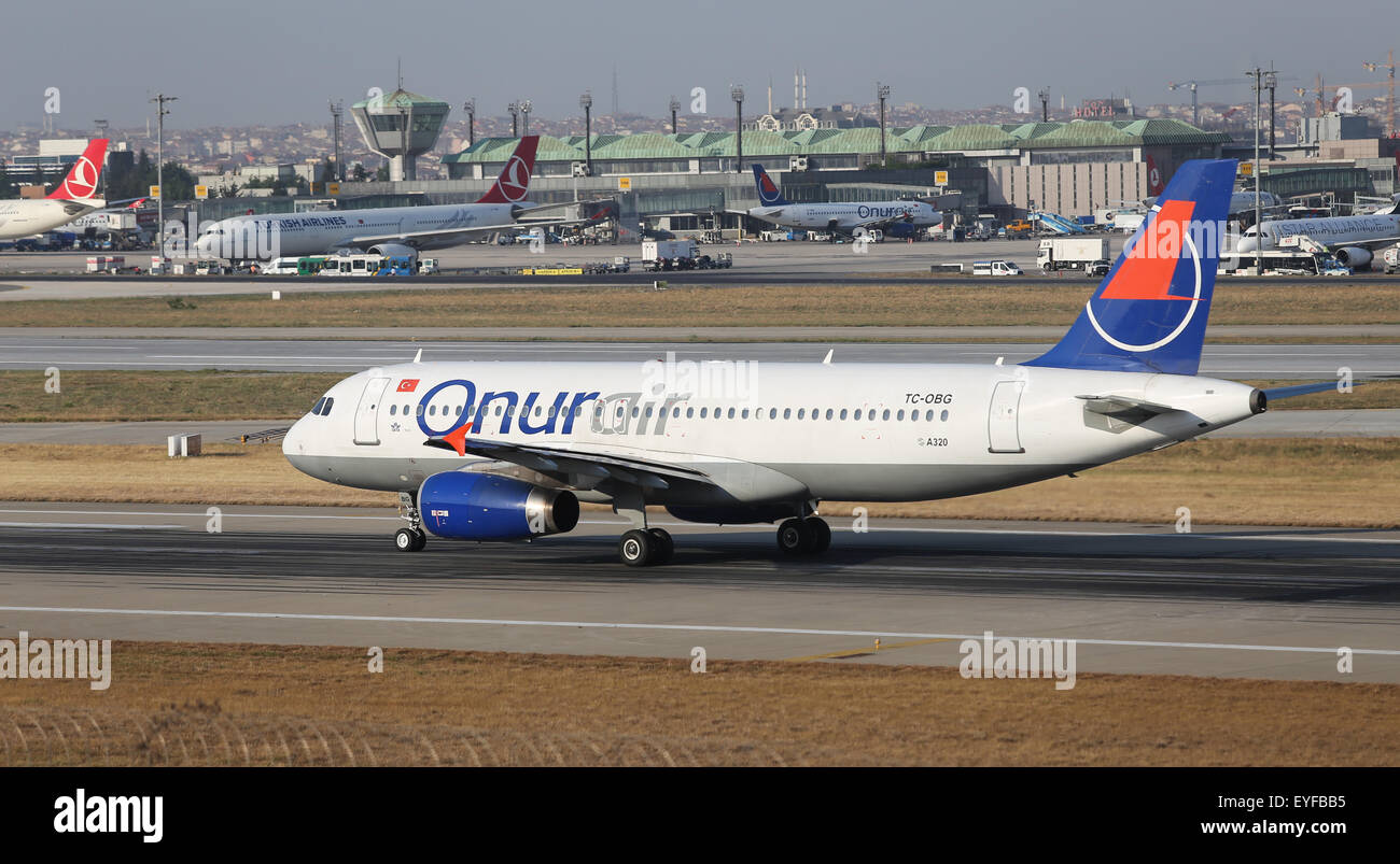 Estambul, Turquía - Julio 09, 2015: Onur Air Airbus A320-233 (CN 916) despega desde el Aeropuerto Ataturk en Estambul. Onur Air tiene 23 fle Foto de stock
