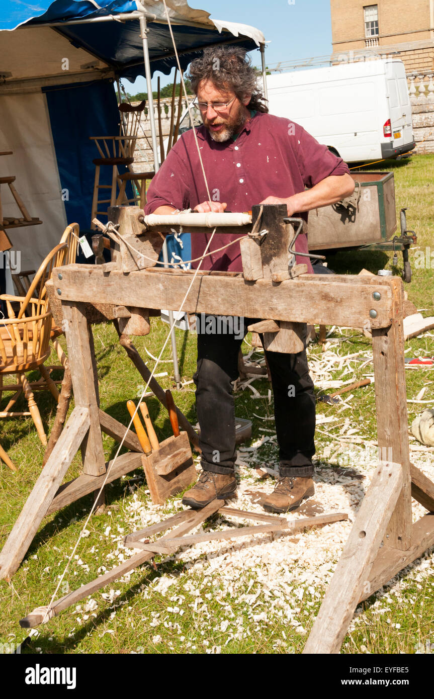 Una demostración de torneado de madera con un polo de torneado en Holkham Country Fair en Norfolk. Foto de stock