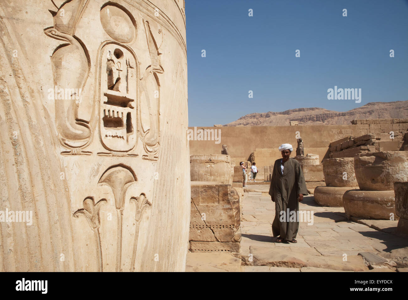 Sitio local Guardian en Medinet Habu (templo mortuorio de Ramsés III); la ribera occidental de Luxor Egipto superior Foto de stock