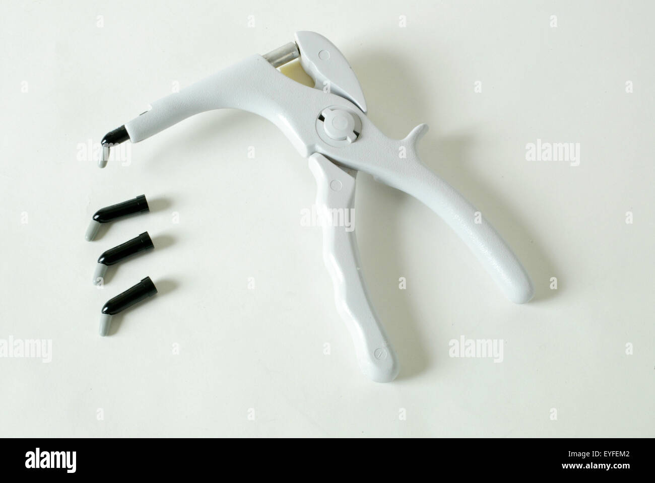 Un dentista pistola compule permite la colocación precisa de composite