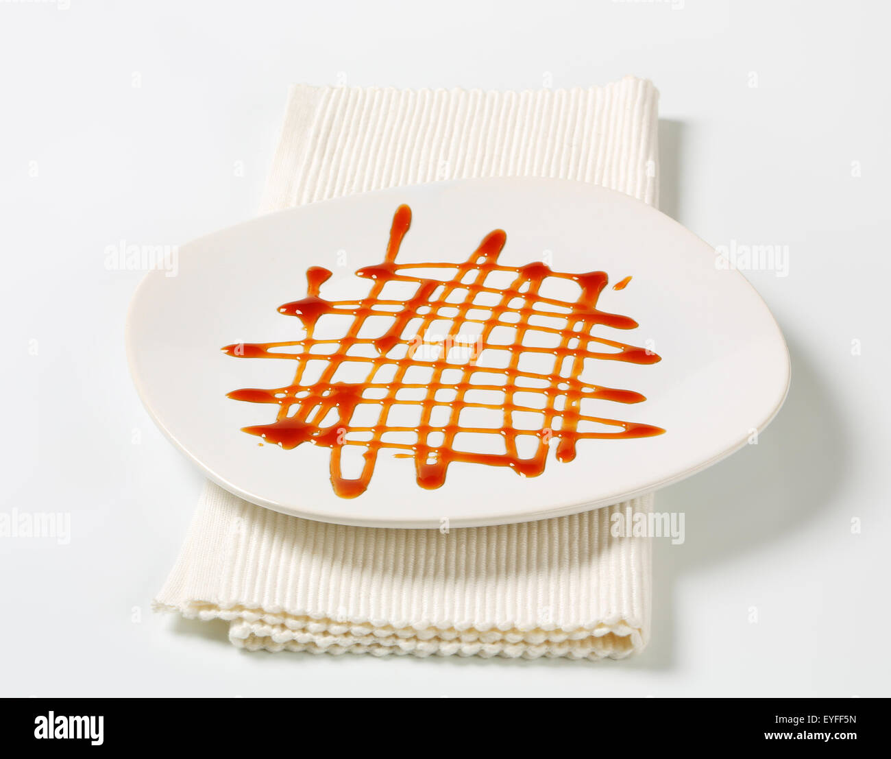 Salsa de Caramelo en una placa Foto de stock