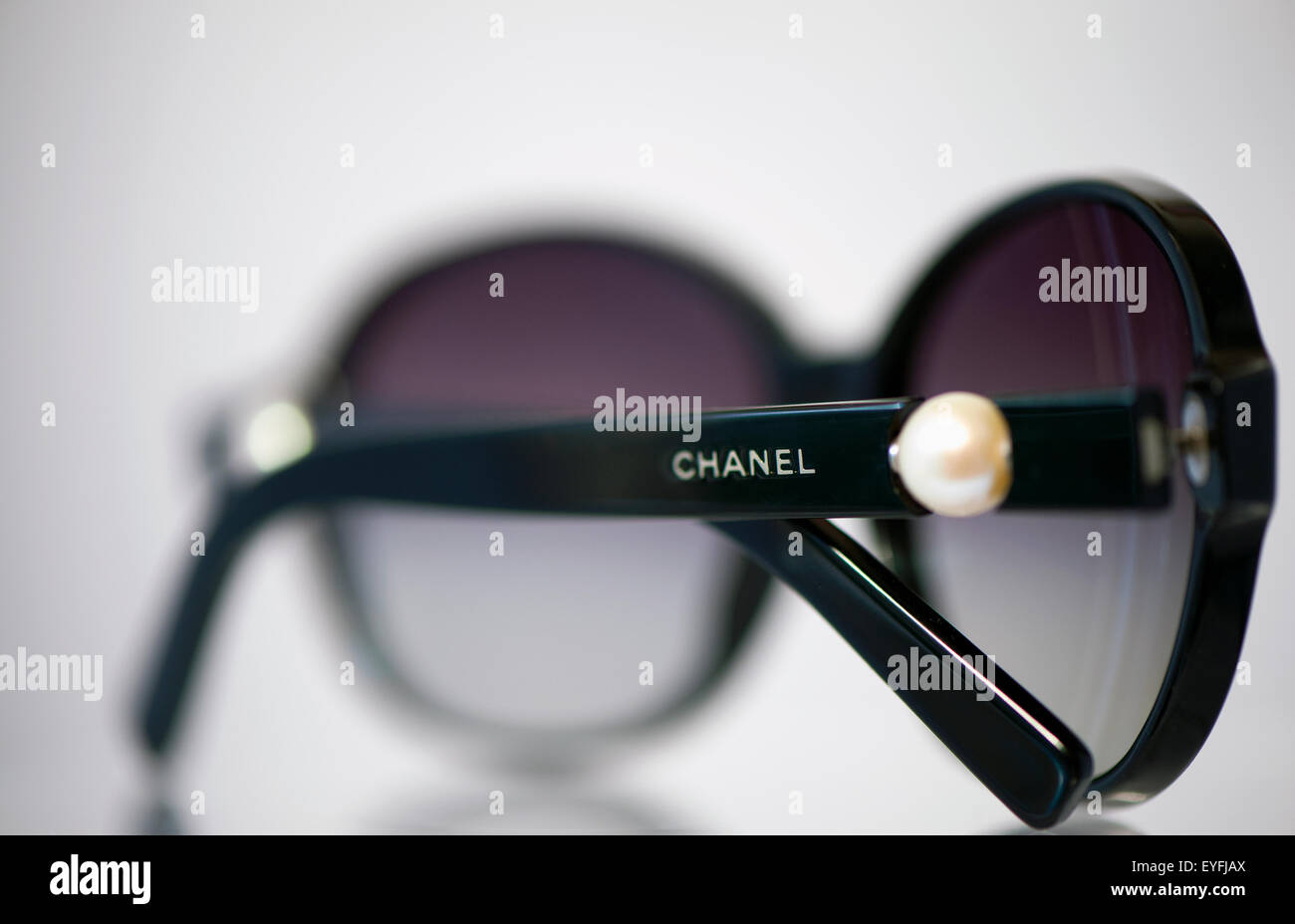 Close-up de Chanel vintage Pearl gafas de sol Fotografía de stock - Alamy