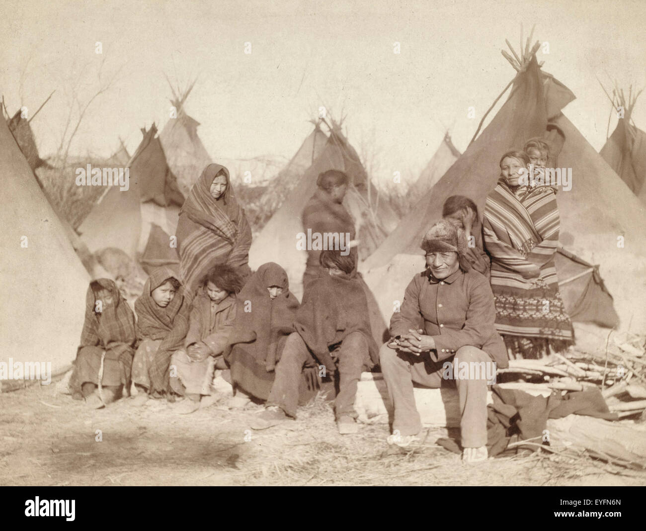 Sobrevivientes de la masacre de Wounded Knee (Título: Lo que queda de la banda de Big Foot). 1891 Foto de stock