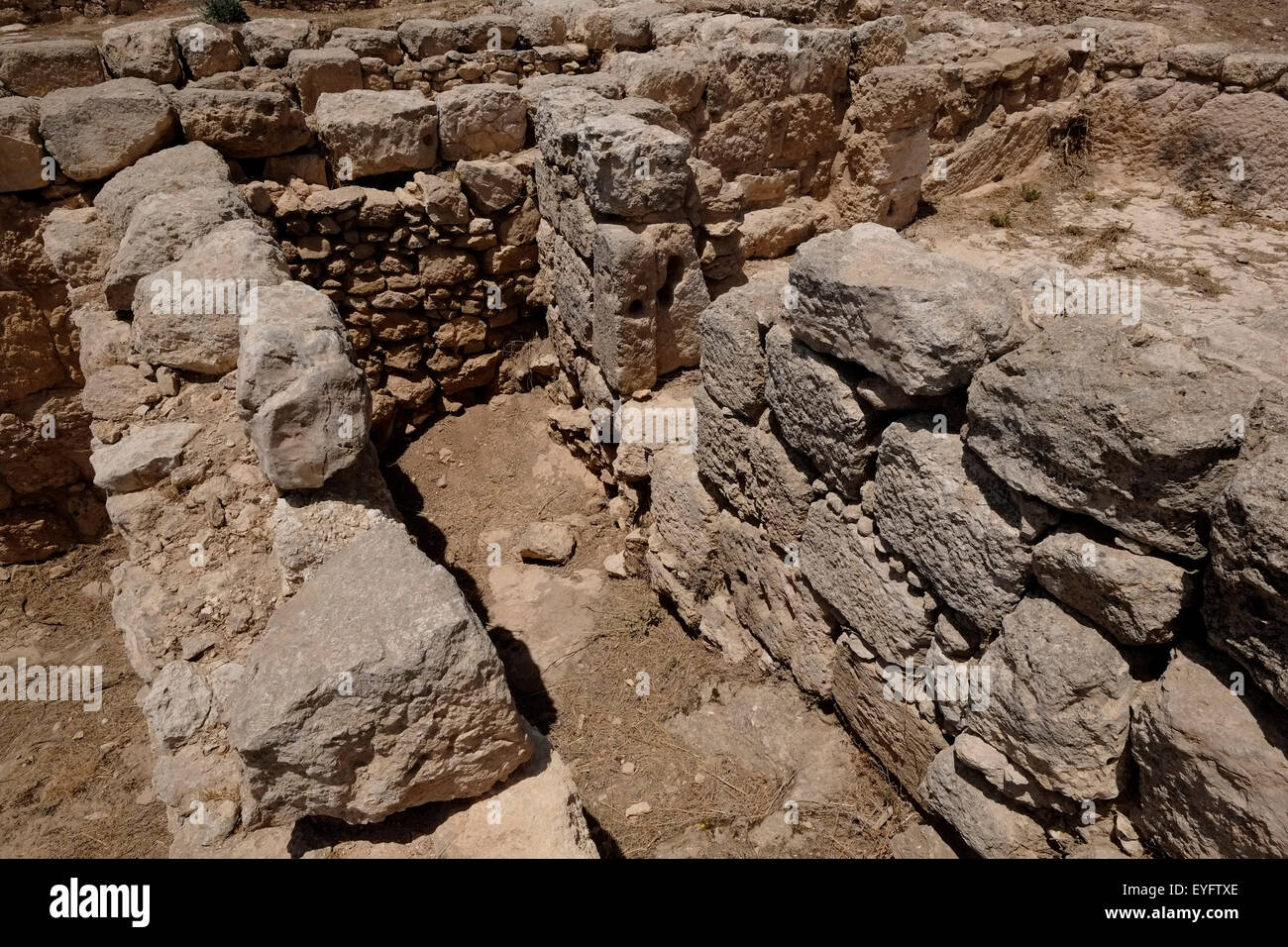 Ruinas del sitio arqueológico de Susiya Susya o que lleva sigue siendo de 5ª a 8ª siglo EC una sinagoga y una mezquita que reemplazó a la Ribera Occidental. Foto de stock