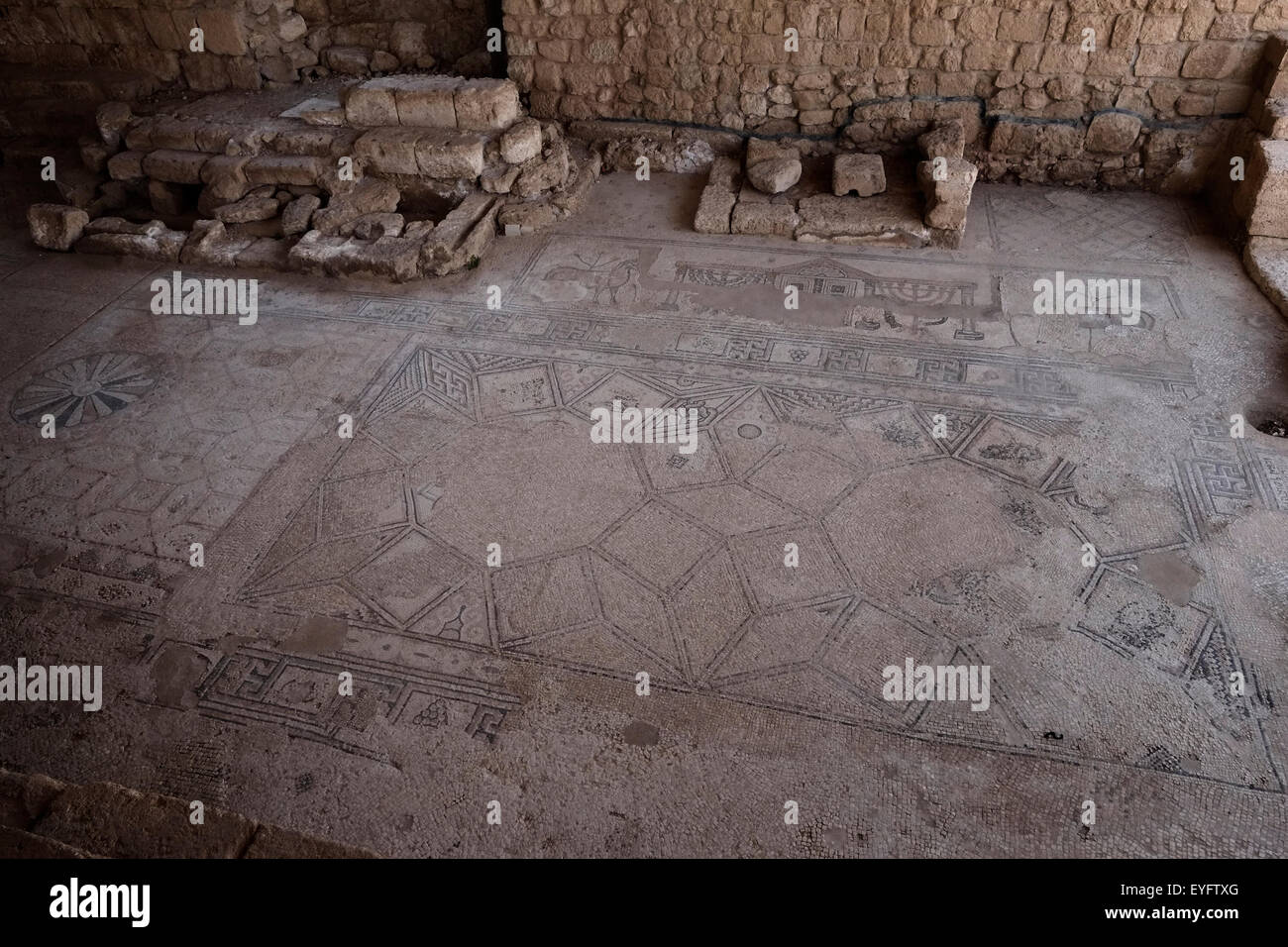 Piso de mosaico en la antigua sinagoga judía desde 5ª a 8ª siglo EC en el sitio arqueológico de Susya Colina de Judea Cisjordania Israel Foto de stock
