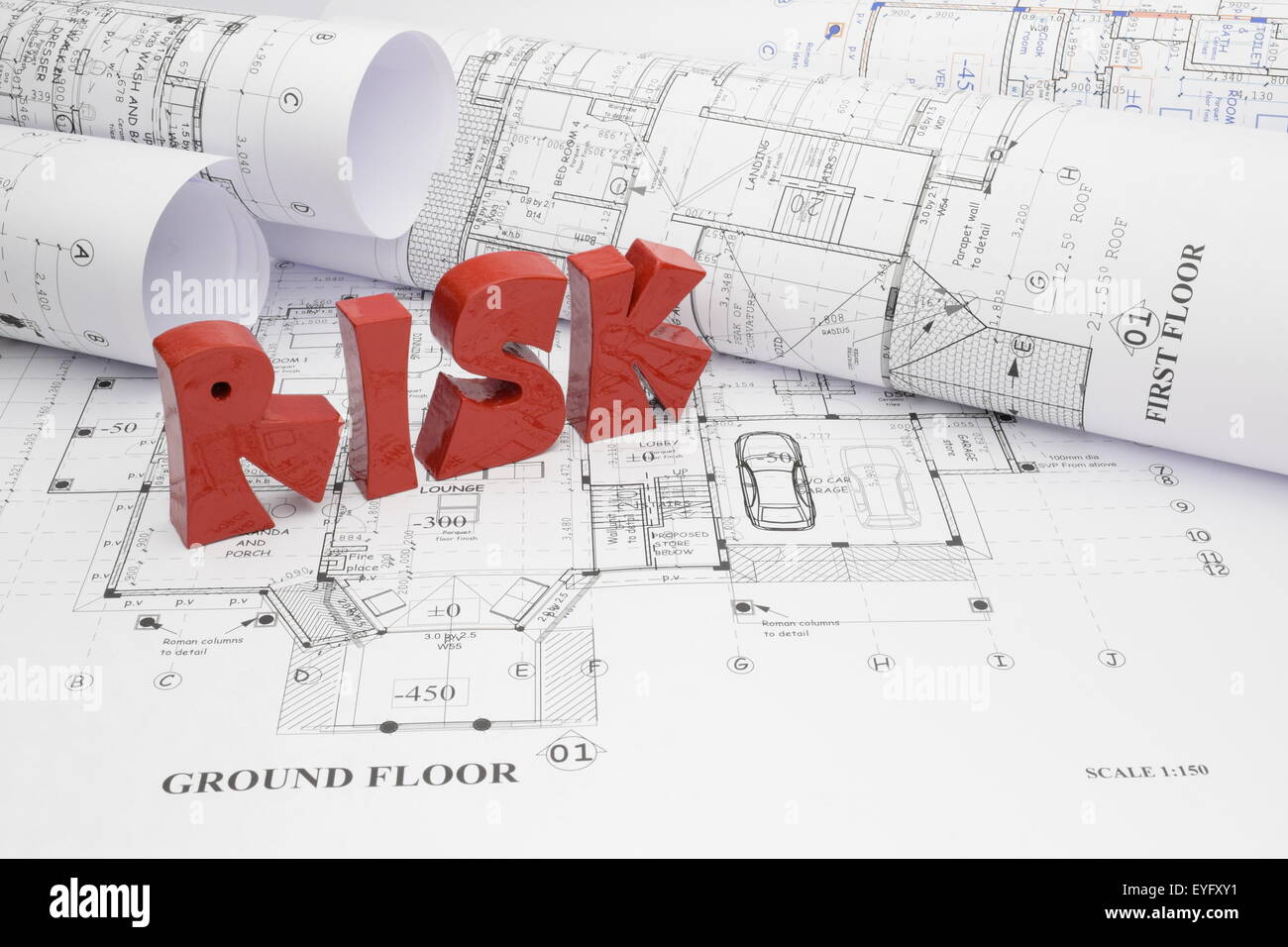 Los planos y el riesgo en el proyecto de construcción. Foto de stock