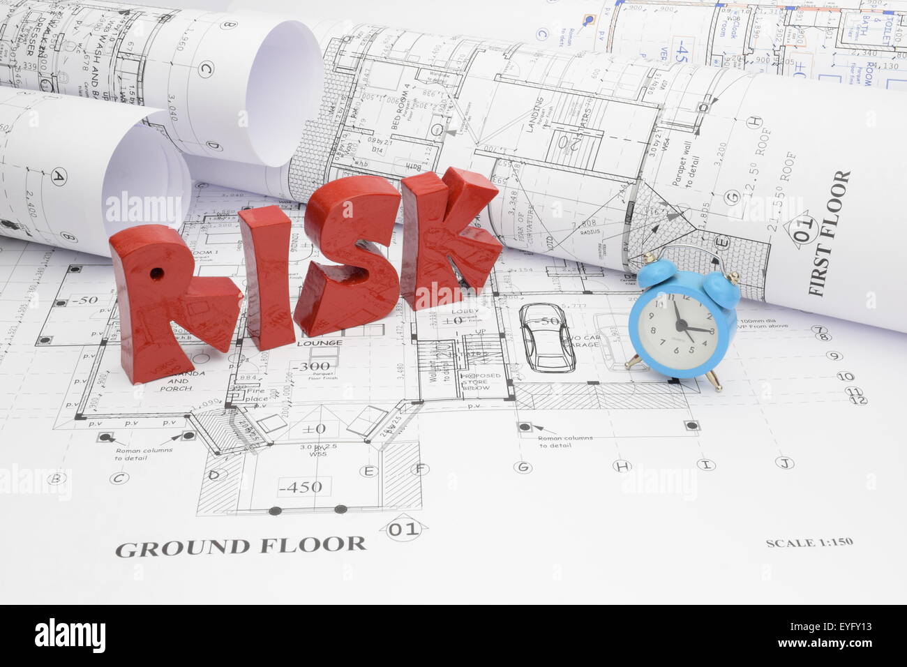 Blueprints y riesgo de pasar el plazo previsto en el proyecto de construcción. Foto de stock