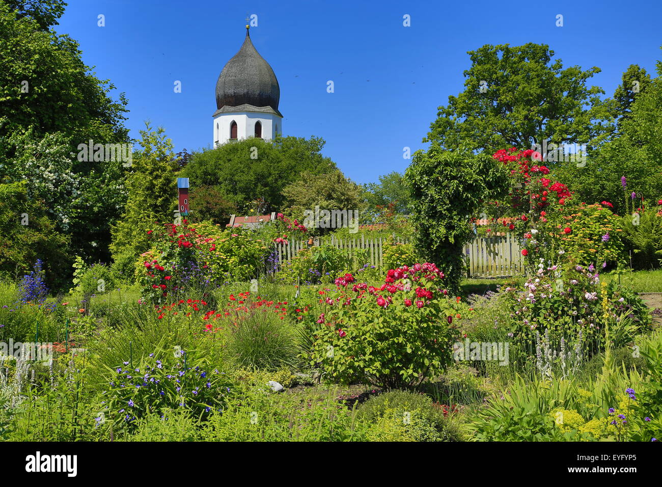 Jardín del monasterio, Fraueninsel, Chiemsee, Alta Baviera, Baviera, Alemania Foto de stock
