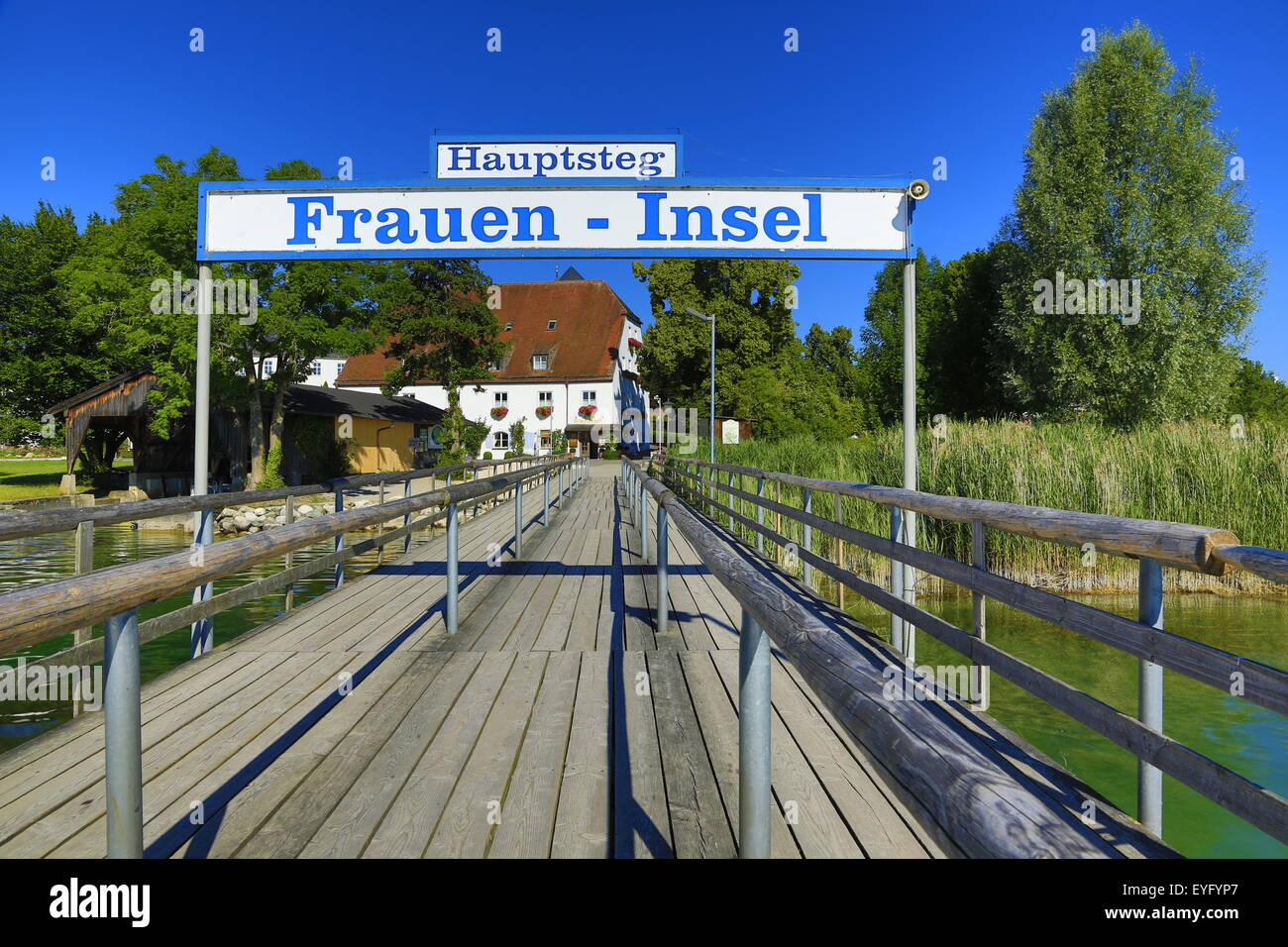 Espigón, isla Fraueninsel, Chiemsee, Alta Baviera, Baviera, Alemania Foto de stock