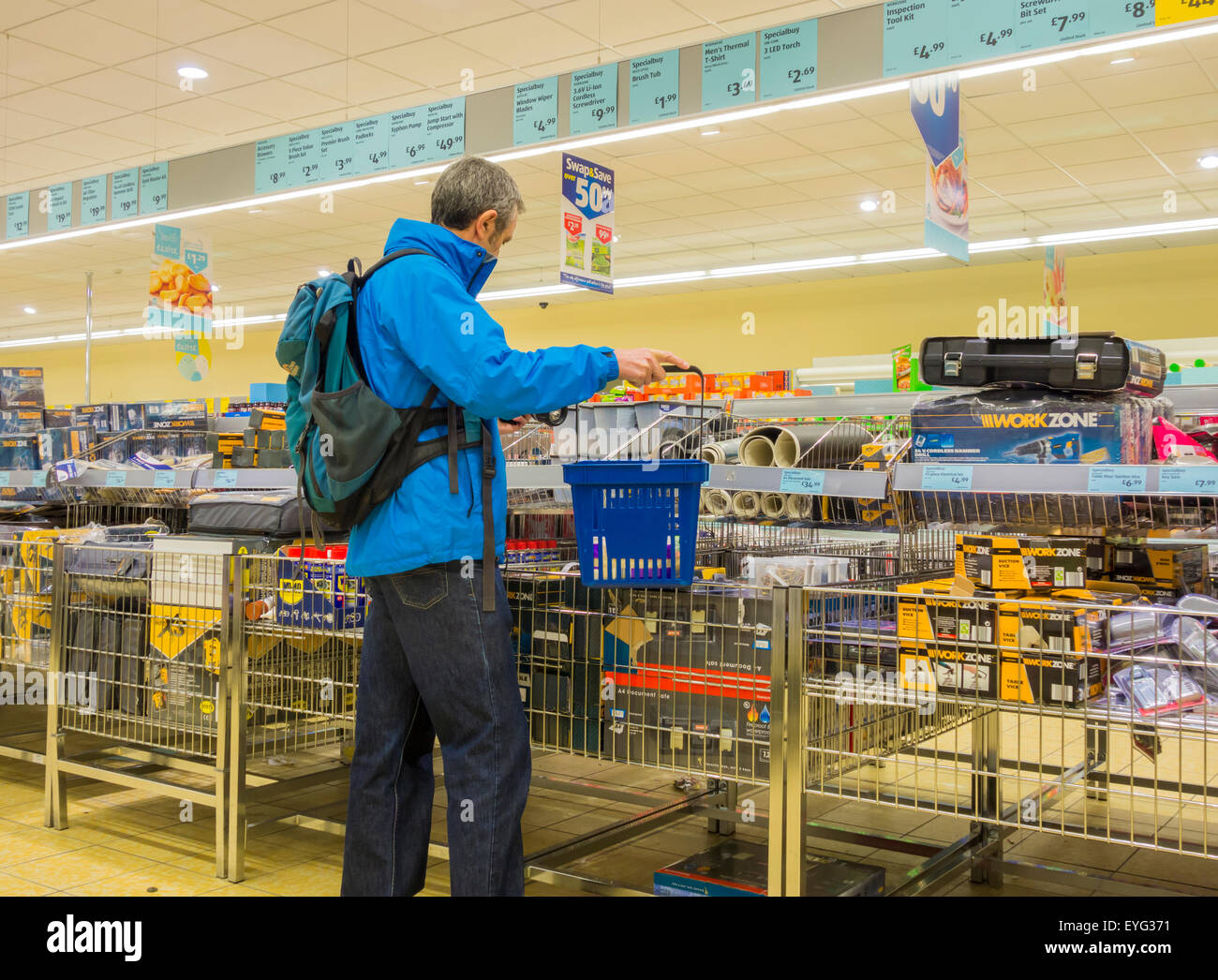 Hombre maduro compras en tienda de Aldi. UK Foto de stock