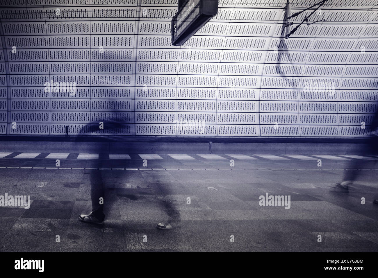Desenfoque de movimiento de personas en la estación de tren subterráneo, plataforma abstracto viajeros irreconocible, en blanco y negro, imágenes monocromáticas Foto de stock