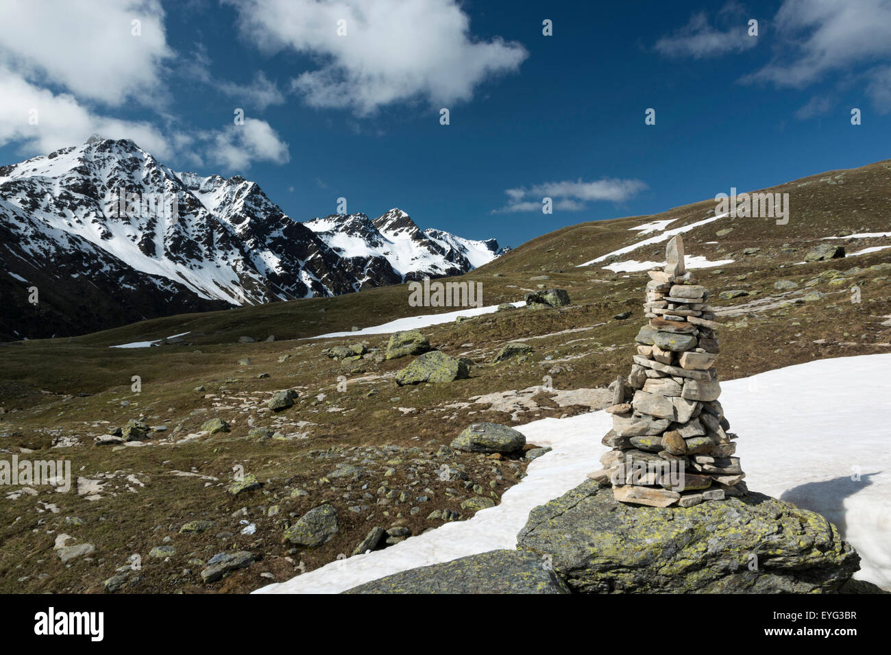 Italia Lombardía, el Parque Nacional de Stelvio los Alpes Valle Rezzalo picos: Corno dei Becchi y la cima del montón de piedras Savoretta trail firmar Foto de stock