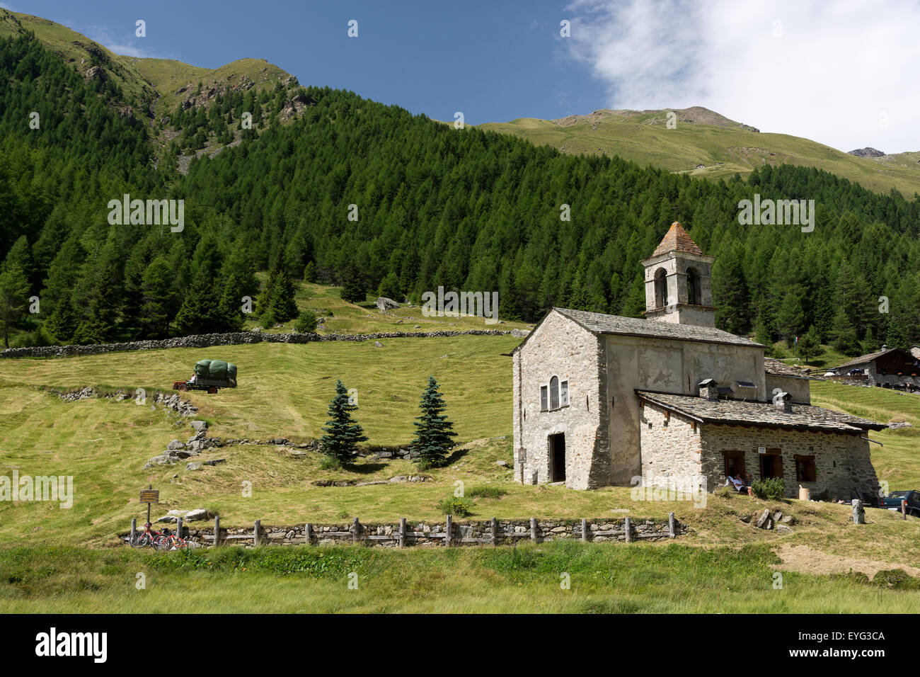 Italia Lombardía, el Parque Nacional de Stelvio los Alpes Rezzalo valle alpino San Bernardo iglesia 1672 A.D. Foto de stock