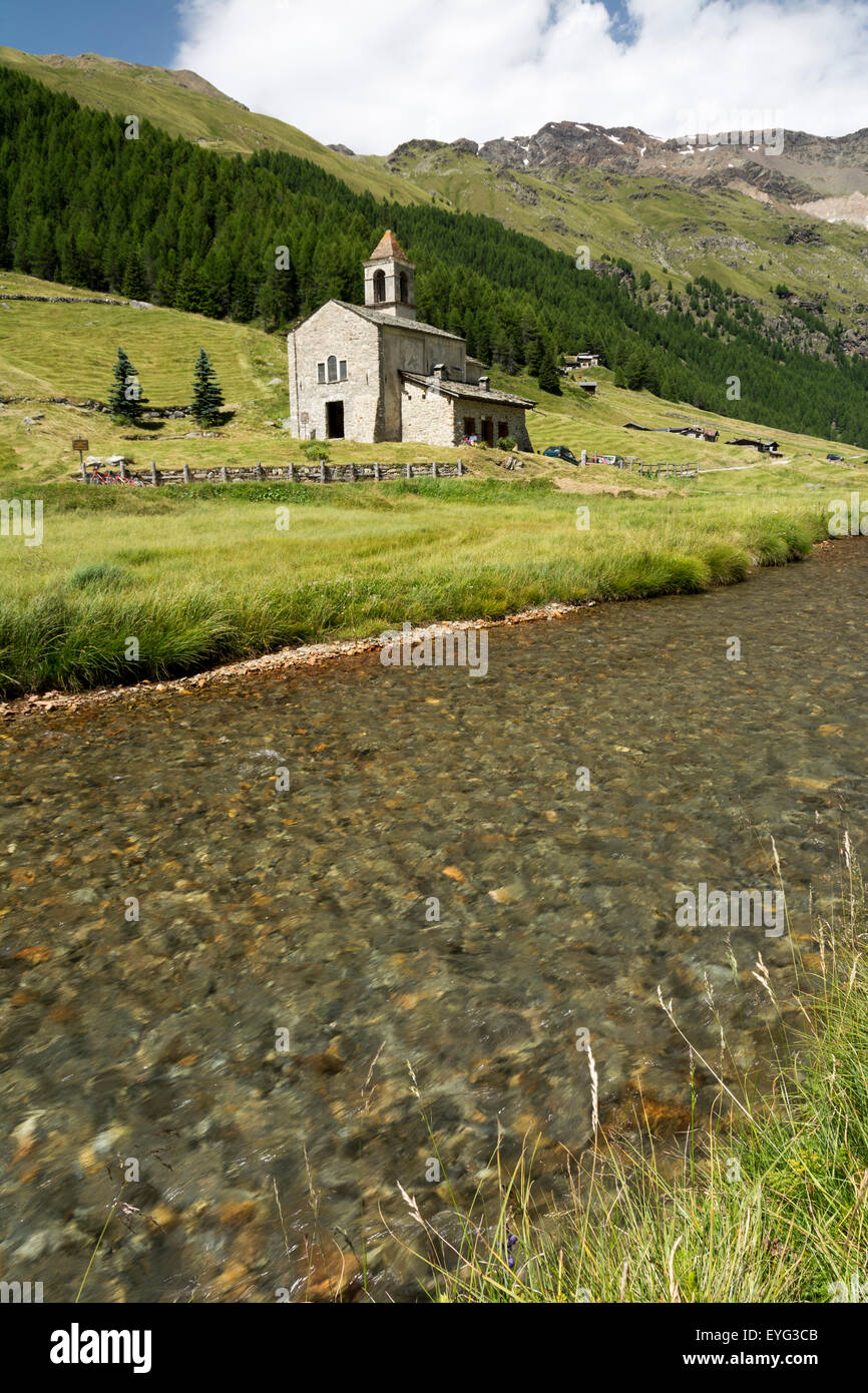 Italia Lombardía, el Parque Nacional de Stelvio los Alpes Rezzalo valle alpino San Bernardo iglesia 1672 A.D. Rezzolasco stream Foto de stock