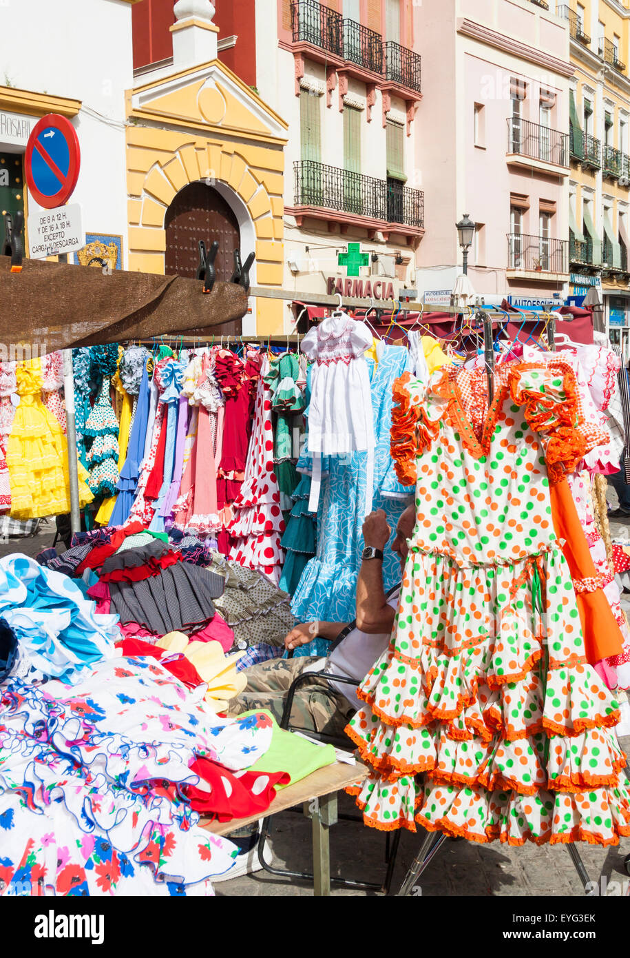 De segunda mano vestidos de flamenca en la famosa calle mercadillo la Calle Feria Sevilla, Fotografía de stock -