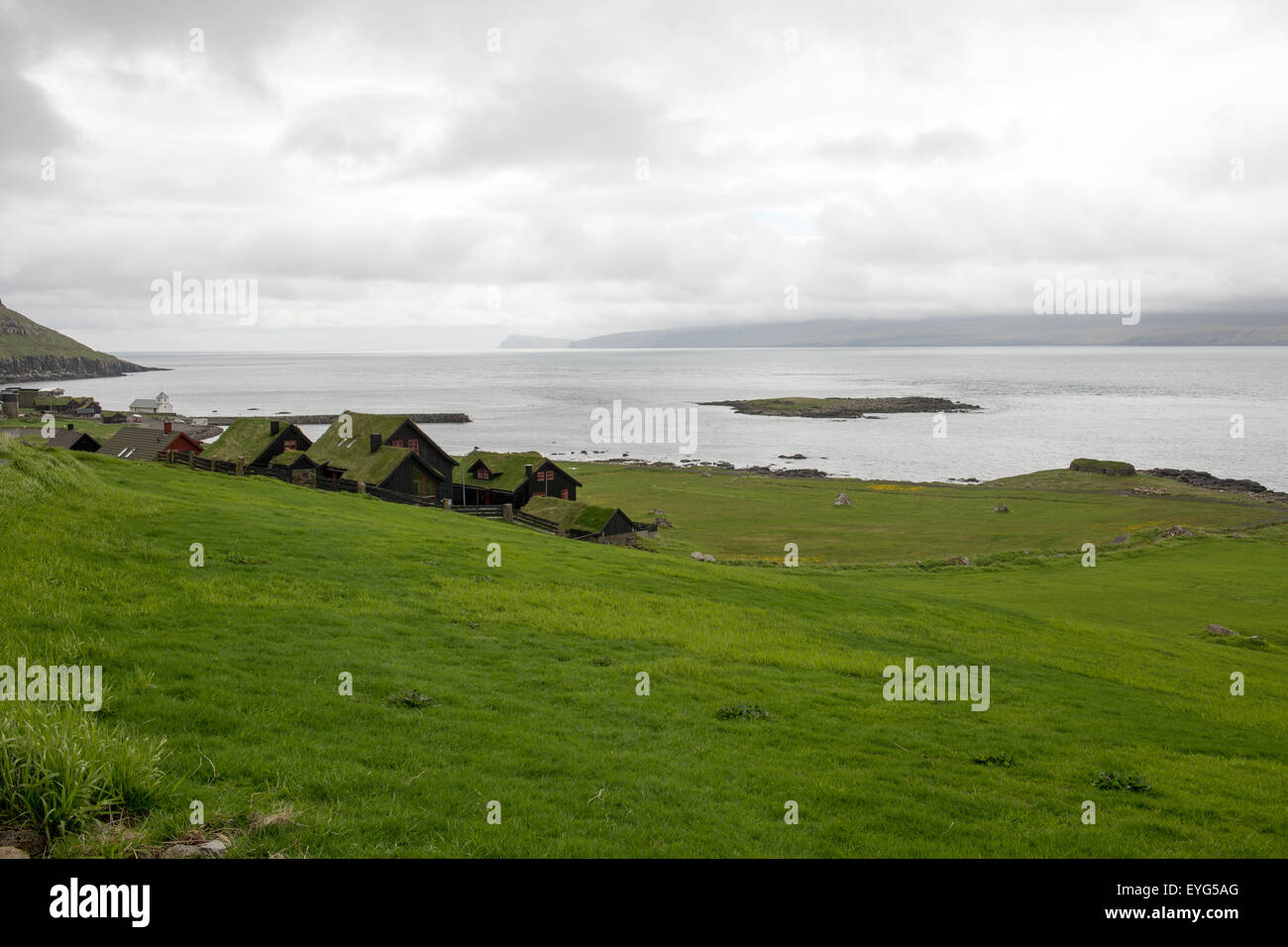 Kirkjubøur sobre las Islas Feroe con típicas casas, la iglesia y el