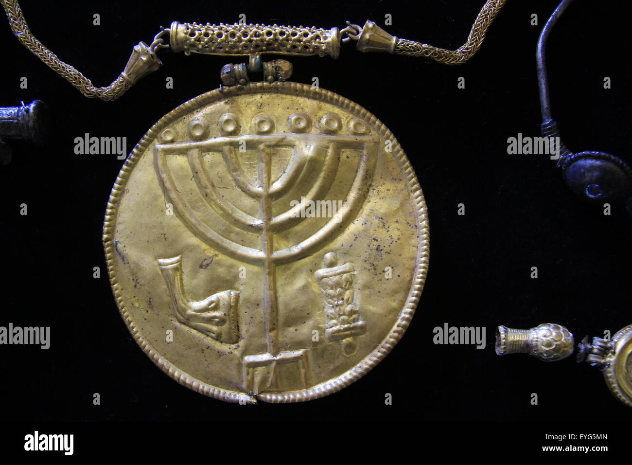 Universidad Hebrea de Jerusalén, el arqueólogo Dr. Eilat Mazar anunció el  descubrimiento del "tesoro" Ophel, treinta y seis monedas de oro, joyas de  oro y plata, y un medallón de oro de