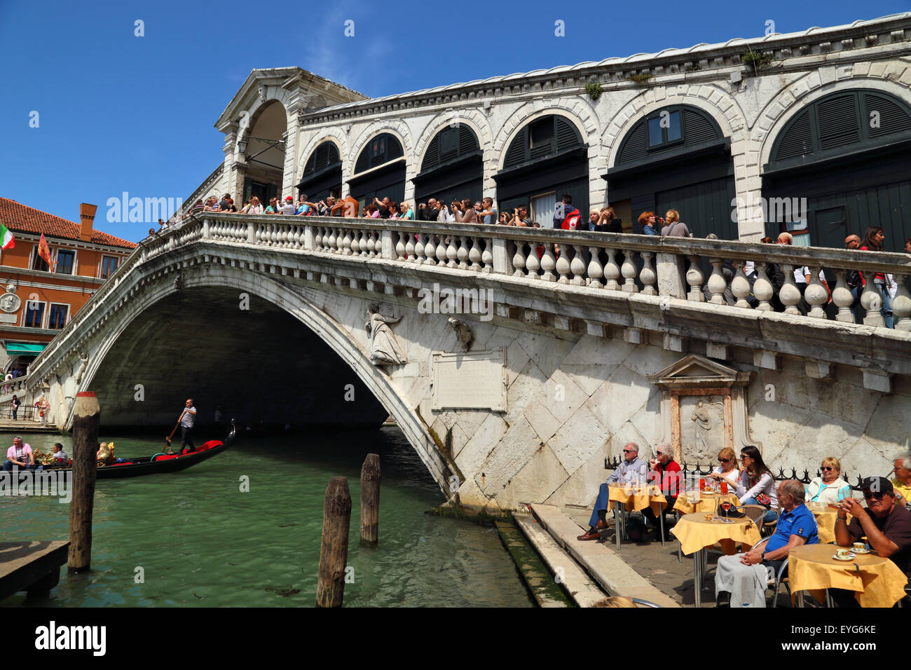 Ponte di Rialto (Puente de Rialto) sobre el Gran Canal de Venecia, Italia Foto de stock