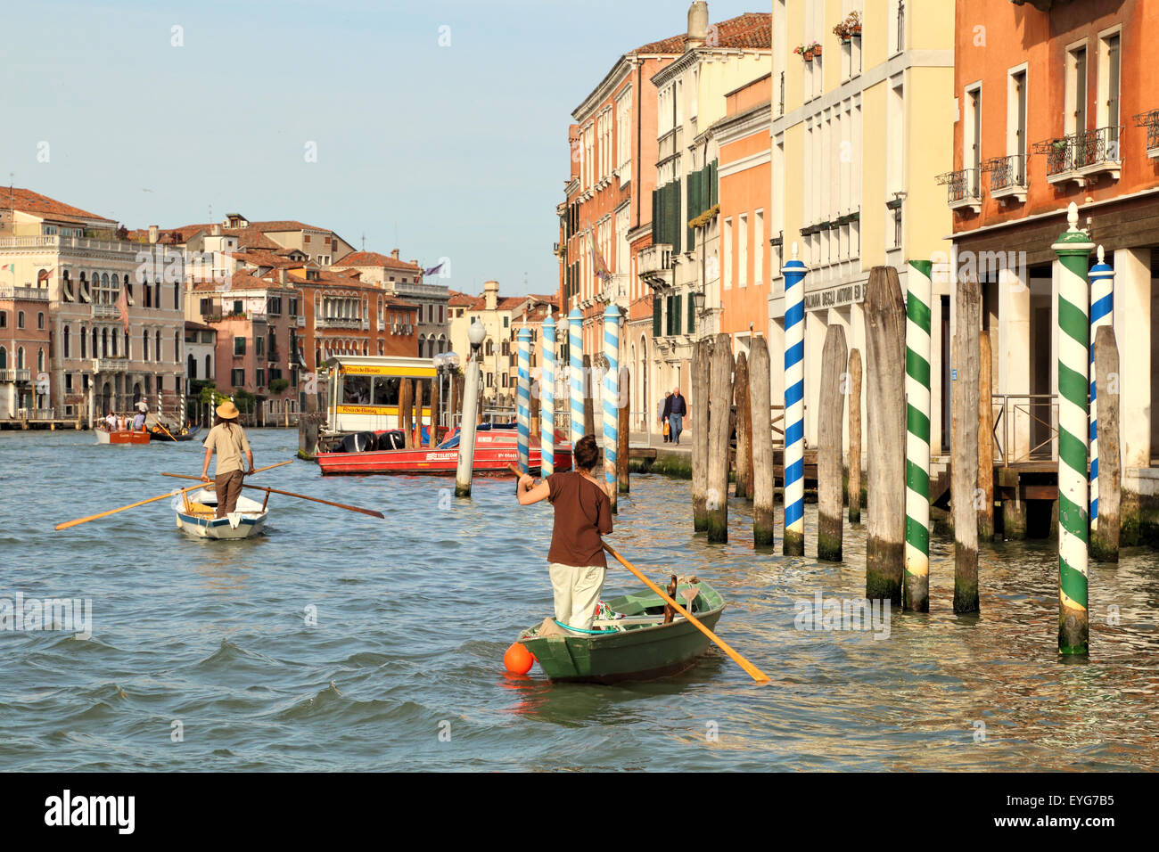 Los venecianos con las tradicionales barcas de remo Foto de stock