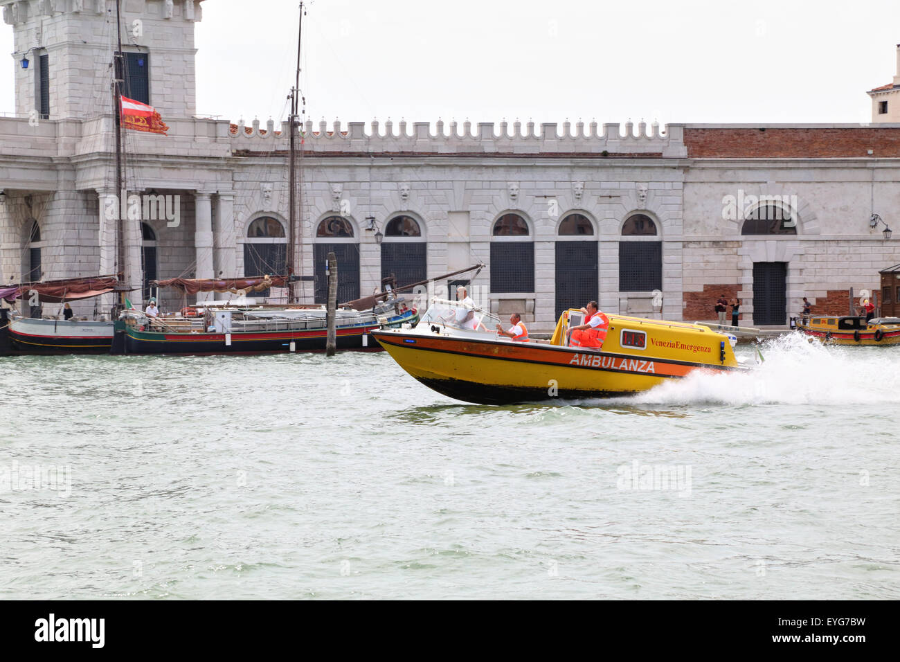 Ambulanza - Venezia Emergenza - barco de ambulancia en Grand Canal Foto de stock