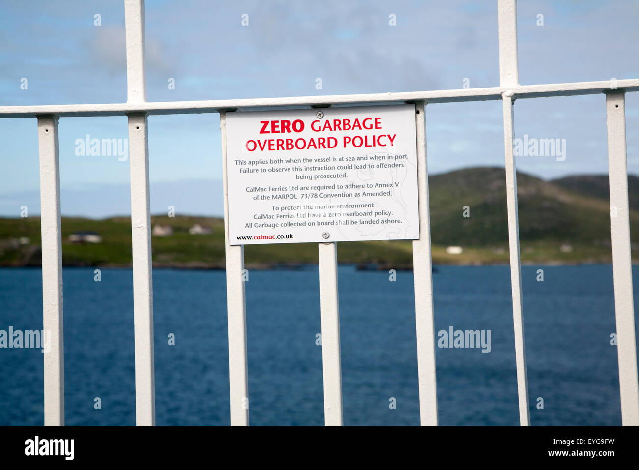 Basura cero por la borda política Caledonian Mcbrayne ferry signo en Escocia, Reino Unido Foto de stock